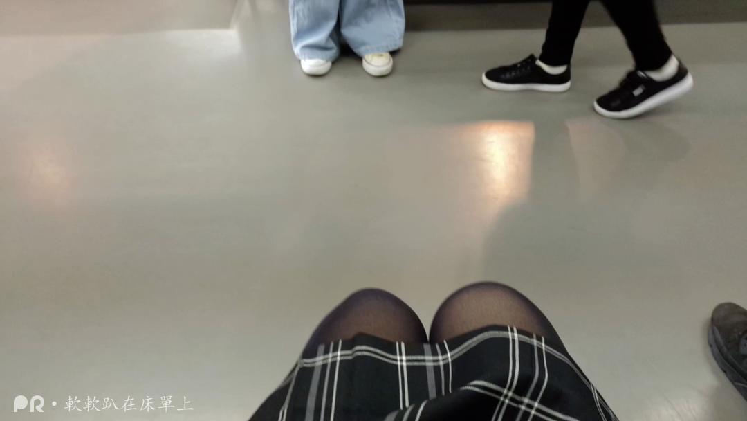 软软趴在床單上-1231 地铁