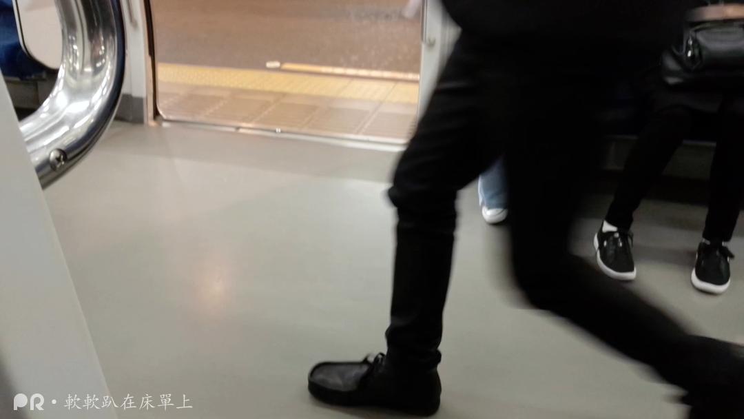 软软趴在床單上-1231 地铁