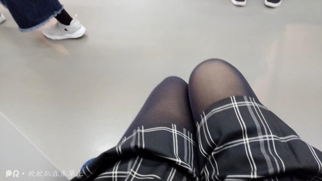 软软趴在床單上-1231 地铁