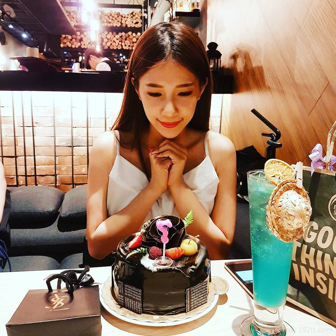 理工科系花「米小米」实验室白袍下是火辣曲线 米小米图片打包[S]