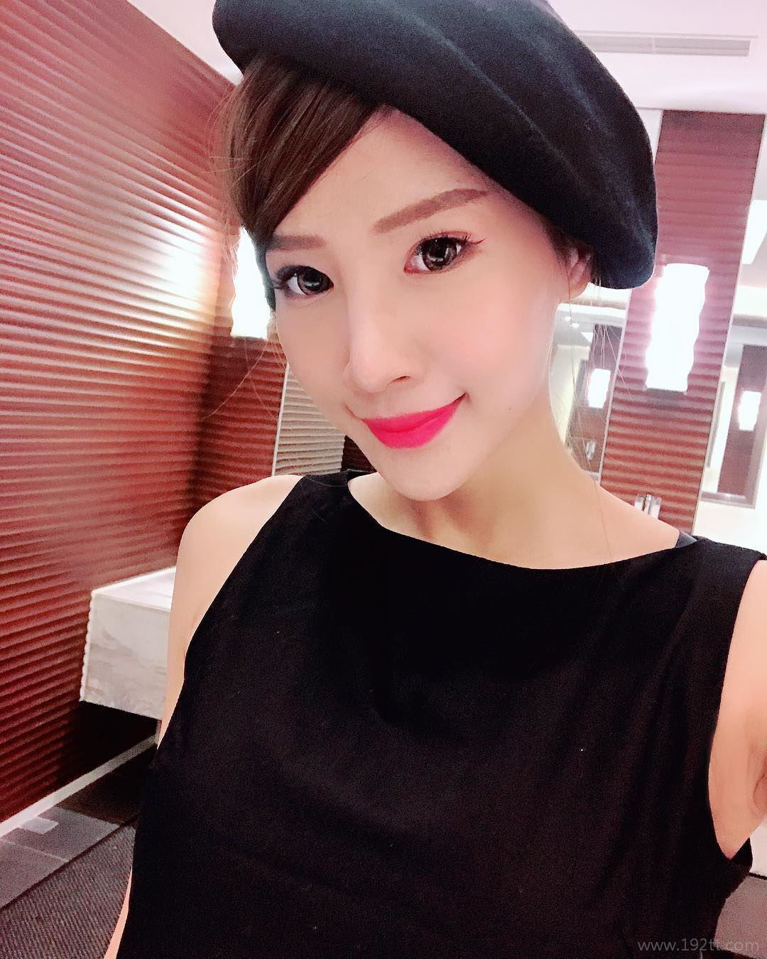 理工科系花「米小米」实验室白袍下是火辣曲线 米小米图片打包[S]