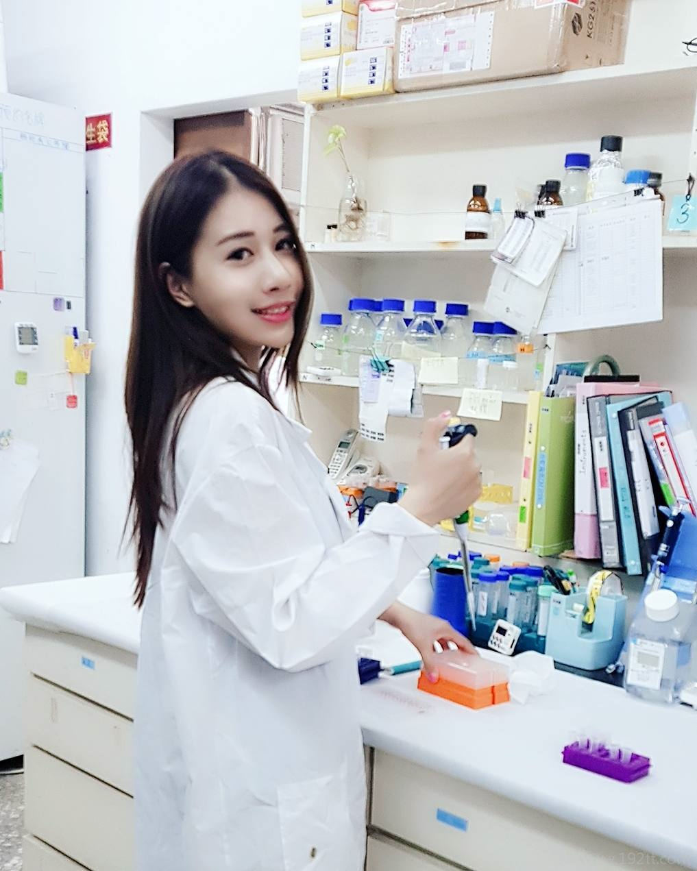 理工科系花「米小米」实验室白袍下是火辣曲线 米小米图片打包[S] 2