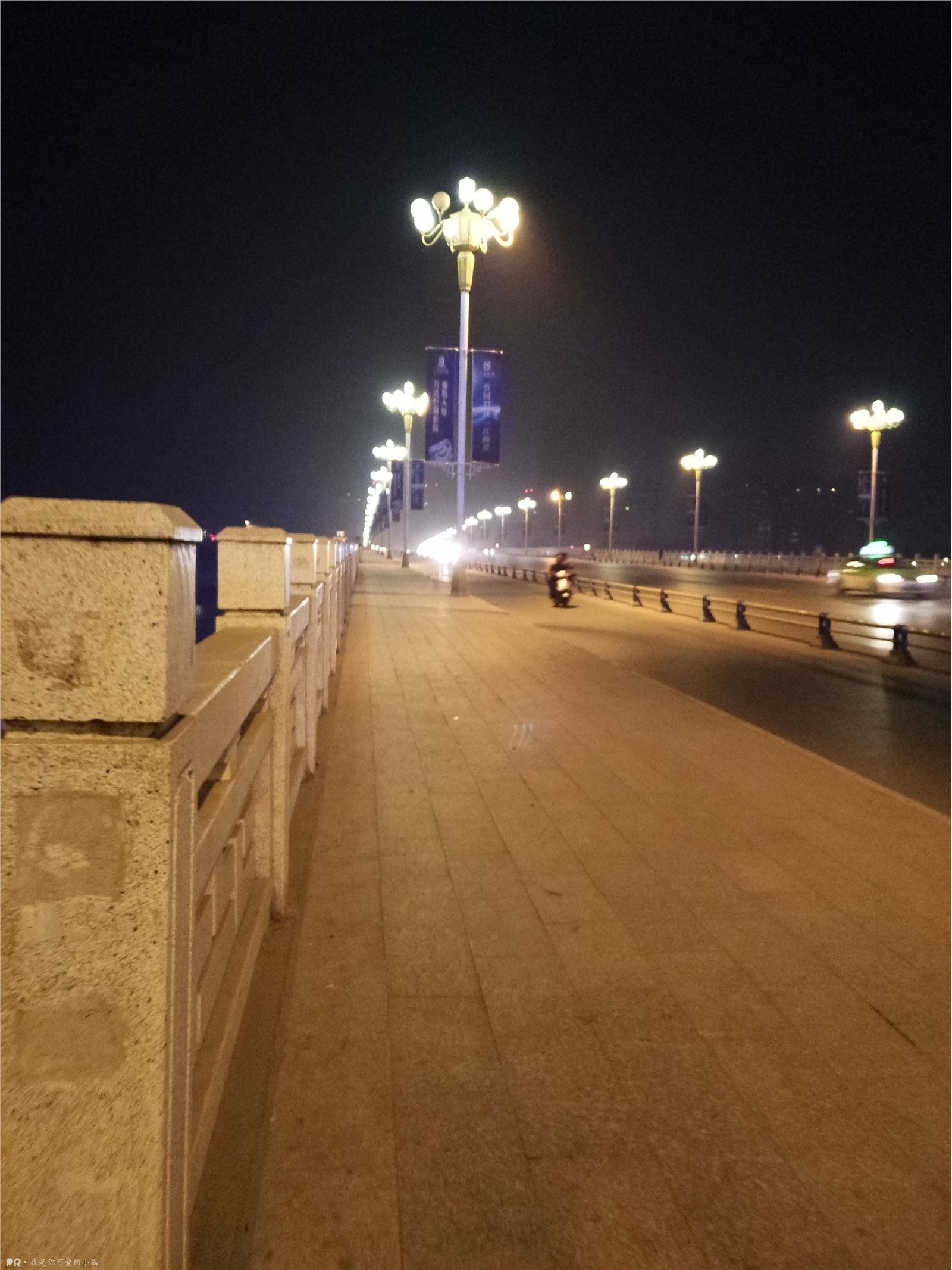 我是你可爱小猫—天桥大胆露出