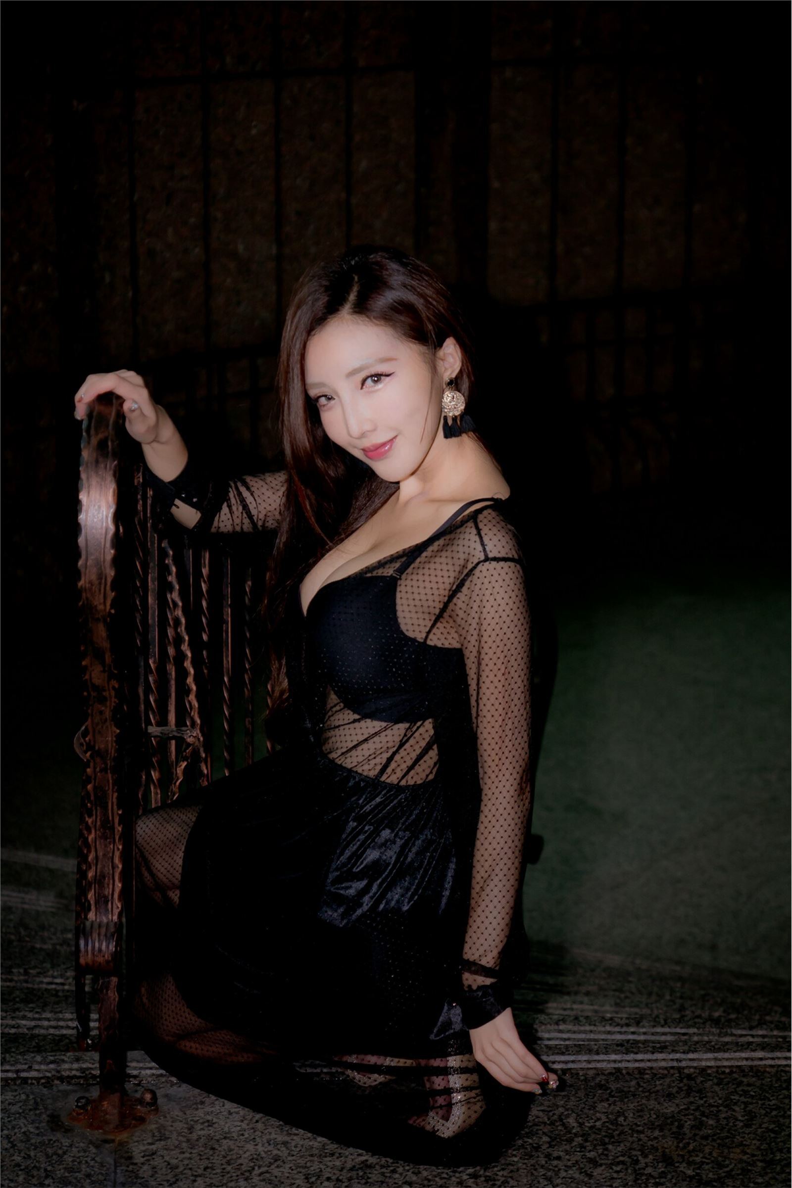 台湾美女书法家赵芸 外拍图集