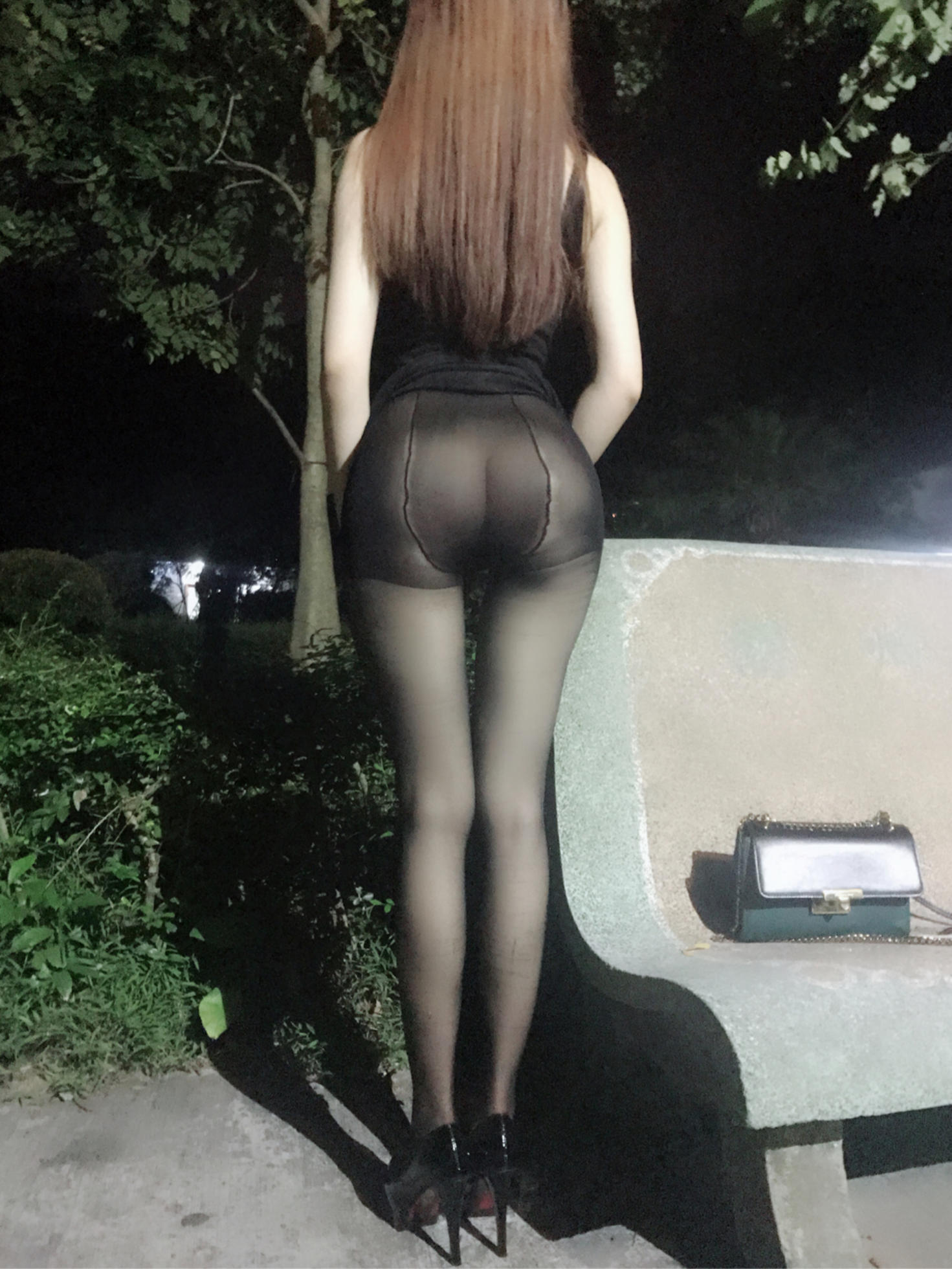 户外黑丝露出  隔壁小姐姐