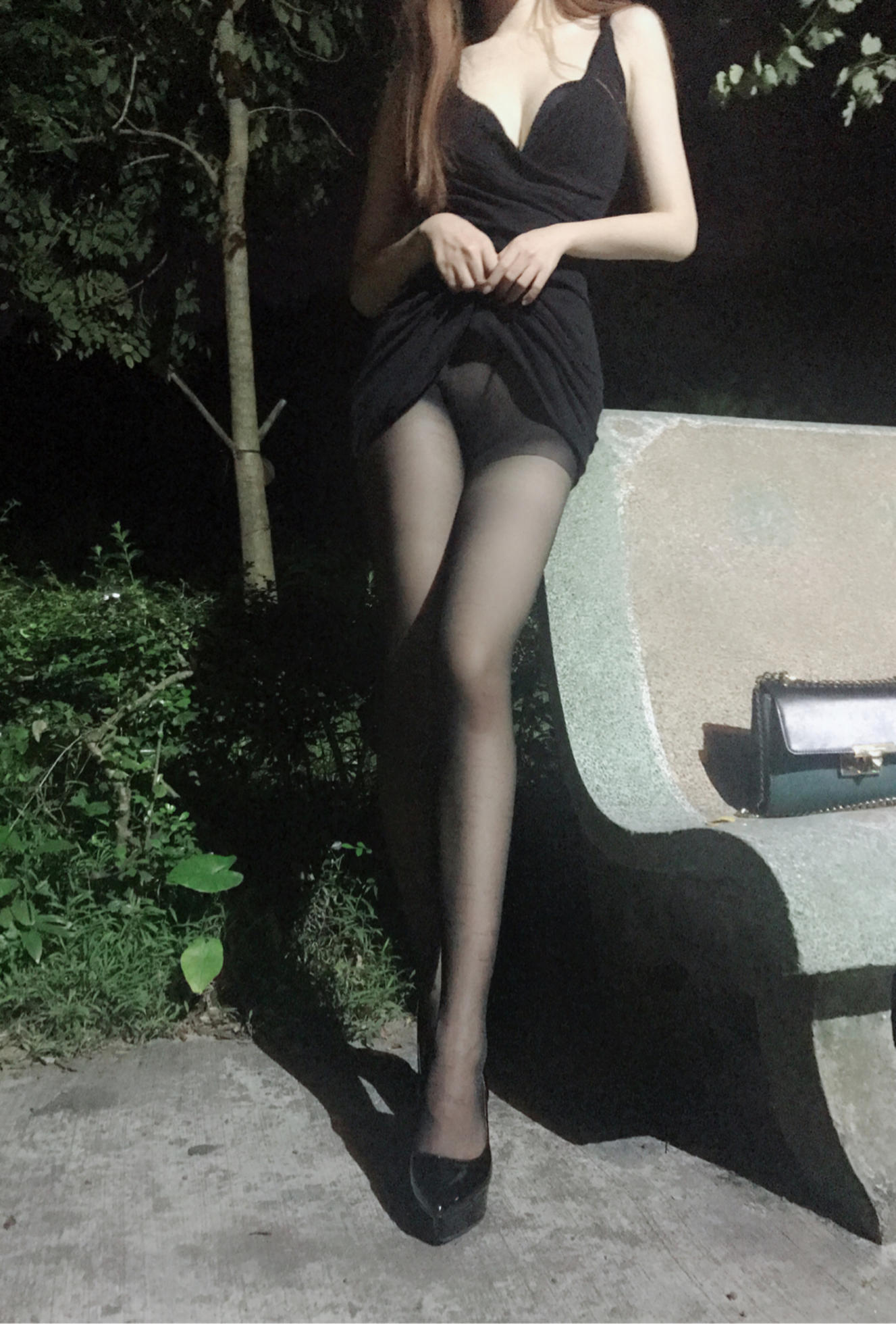 户外黑丝露出  隔壁小姐姐