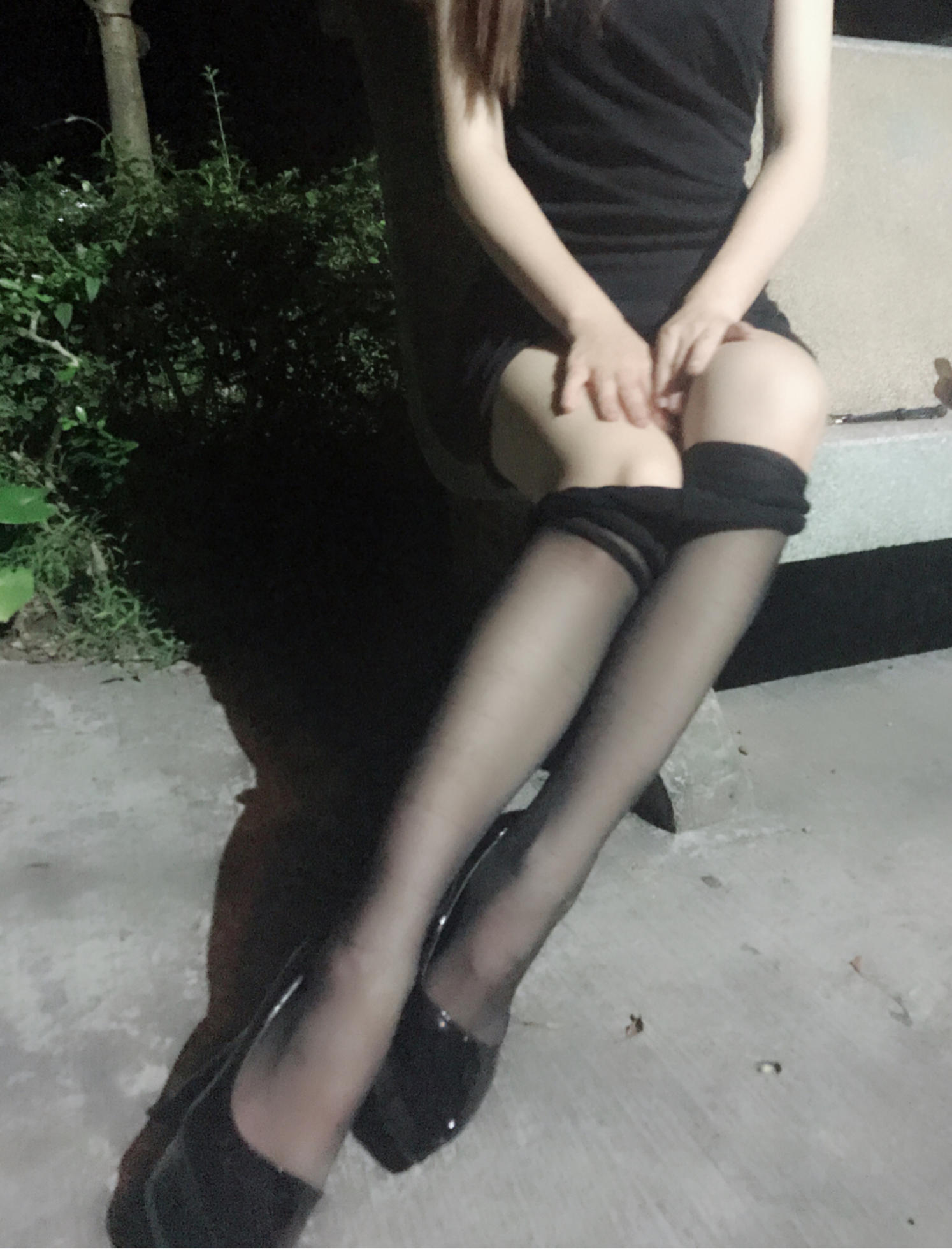 户外黑丝露出  隔壁小姐姐