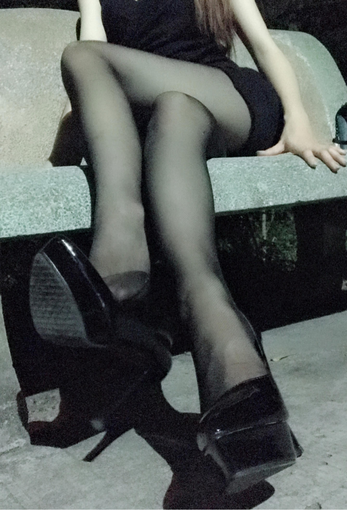 户外黑丝露出  隔壁小姐姐