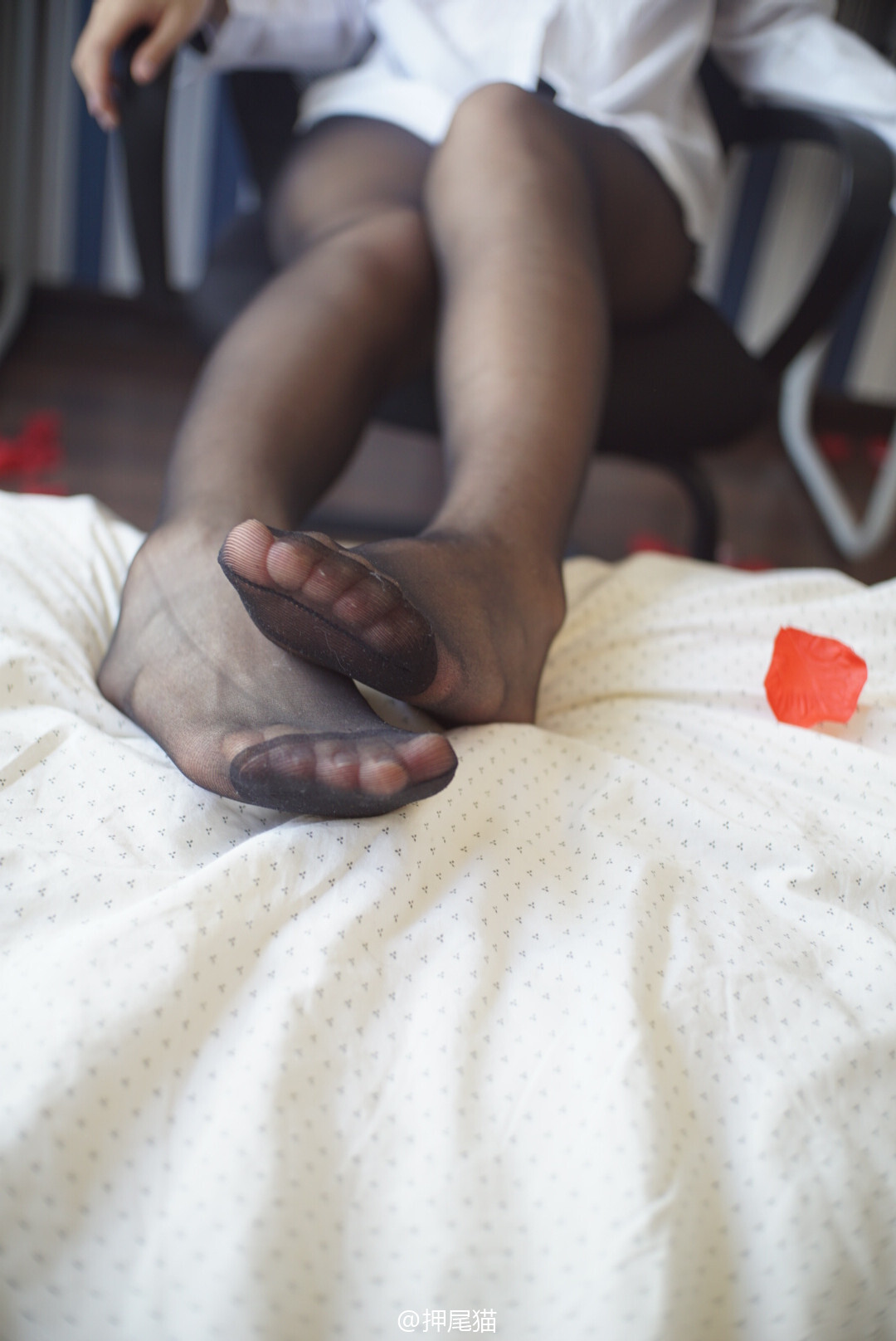 43黑丝OL装玩乳白色的液体