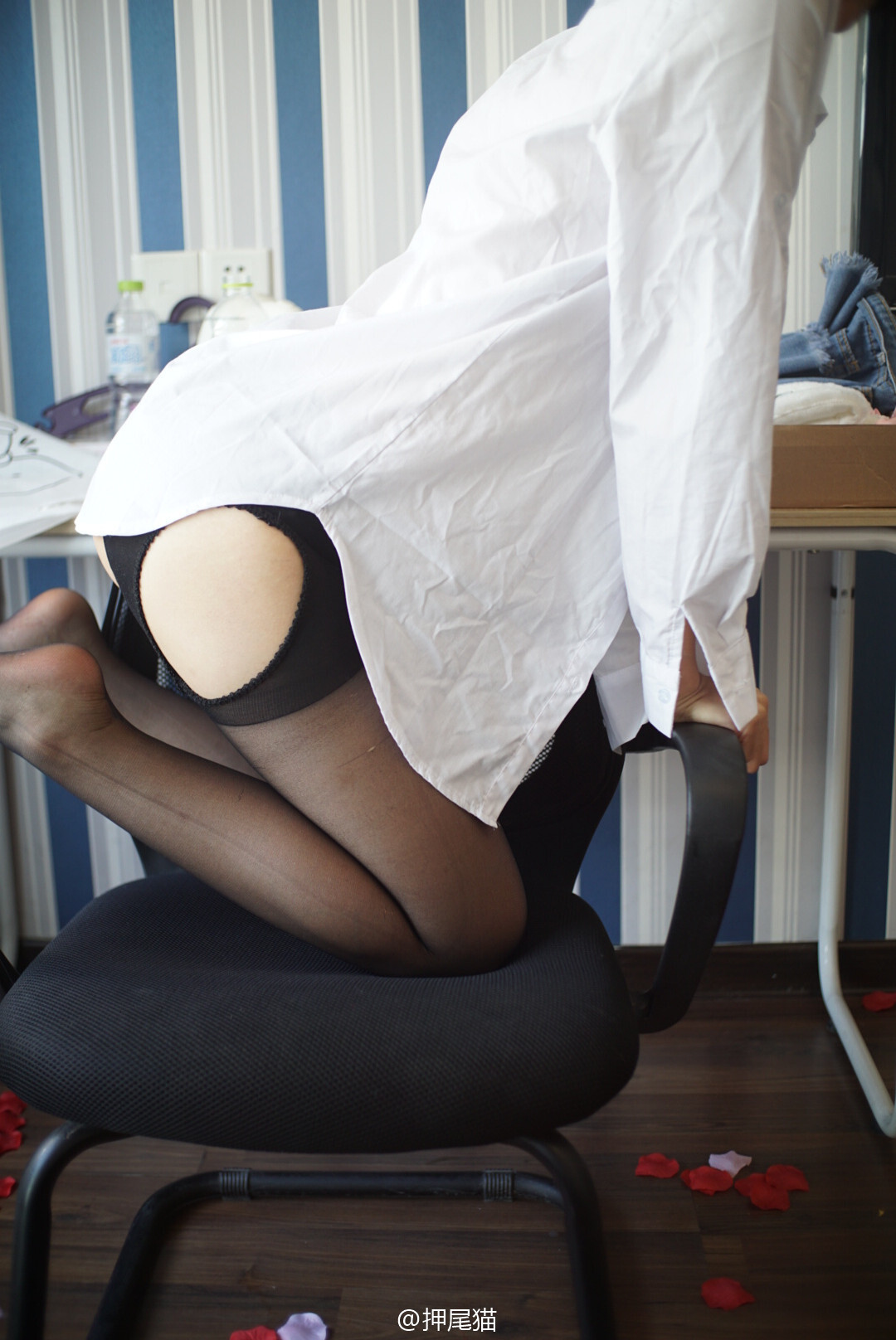 43黑丝OL装玩乳白色的液体