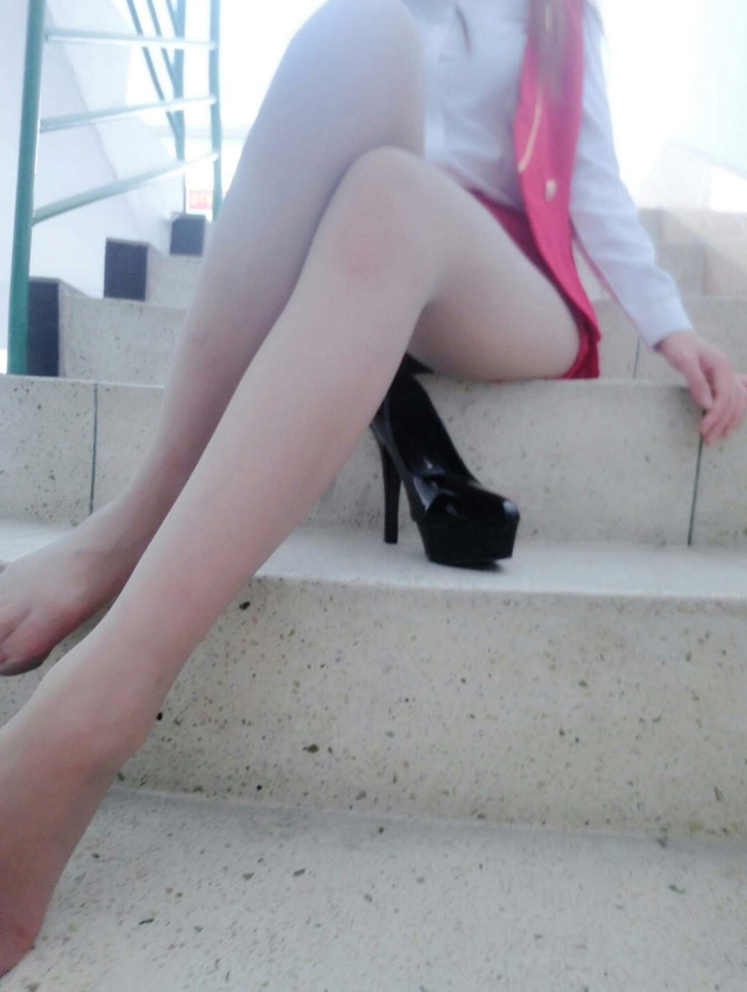 隔壁小姐姐 楼道红裙露出