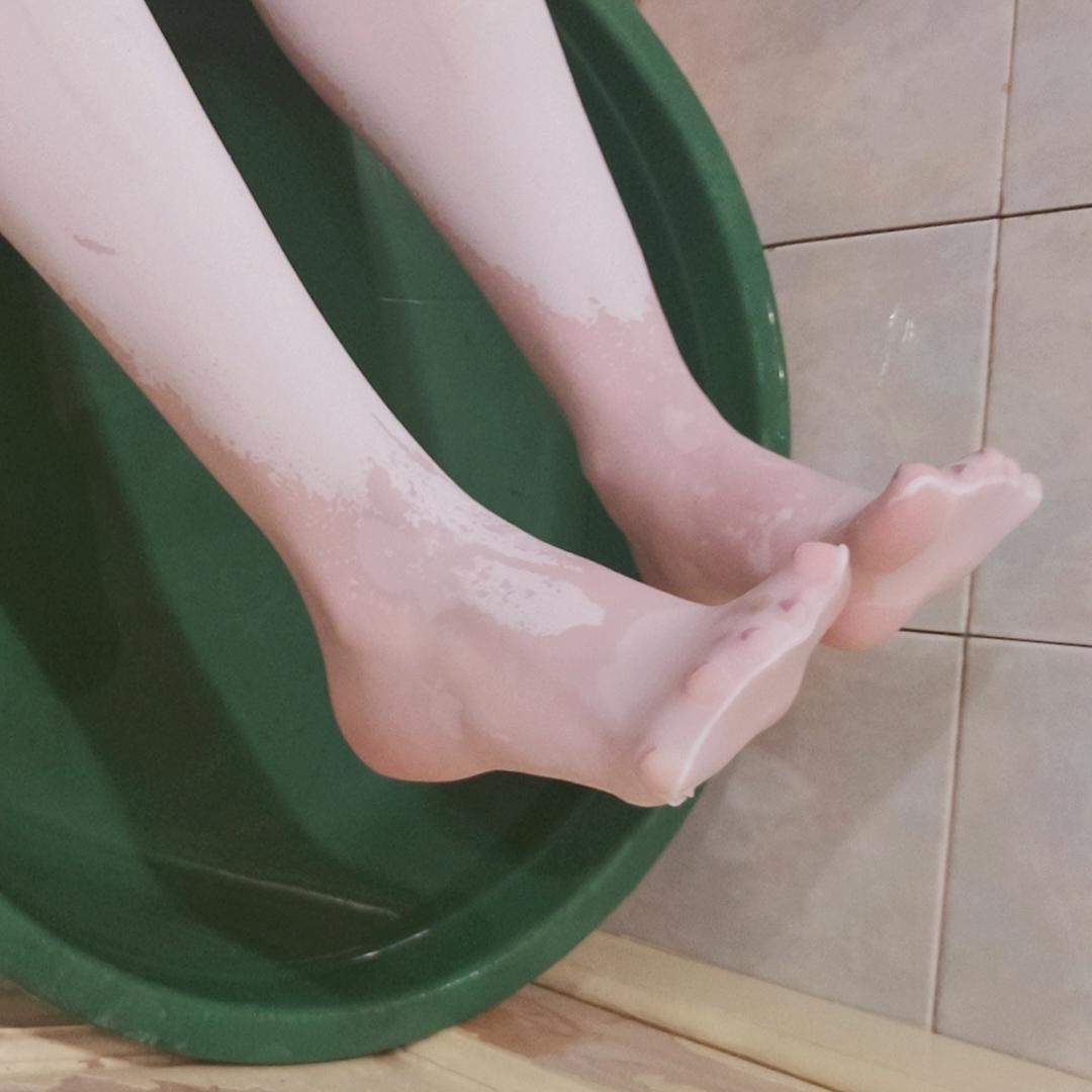 兜兜飞 白丝淋浴