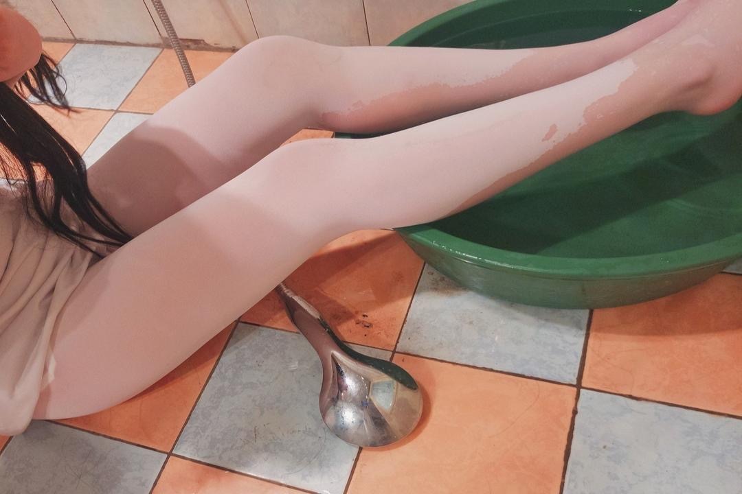 兜兜飞 白丝淋浴