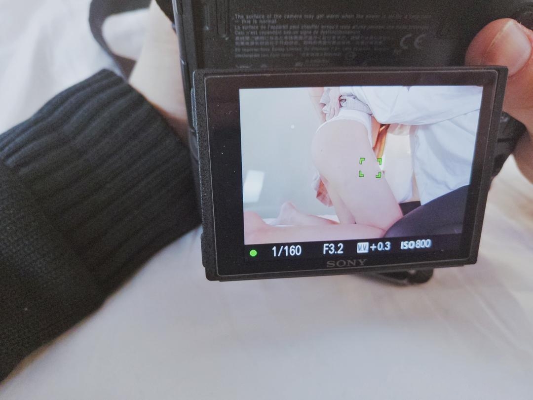 软软趴在床单上-摄影师和我们