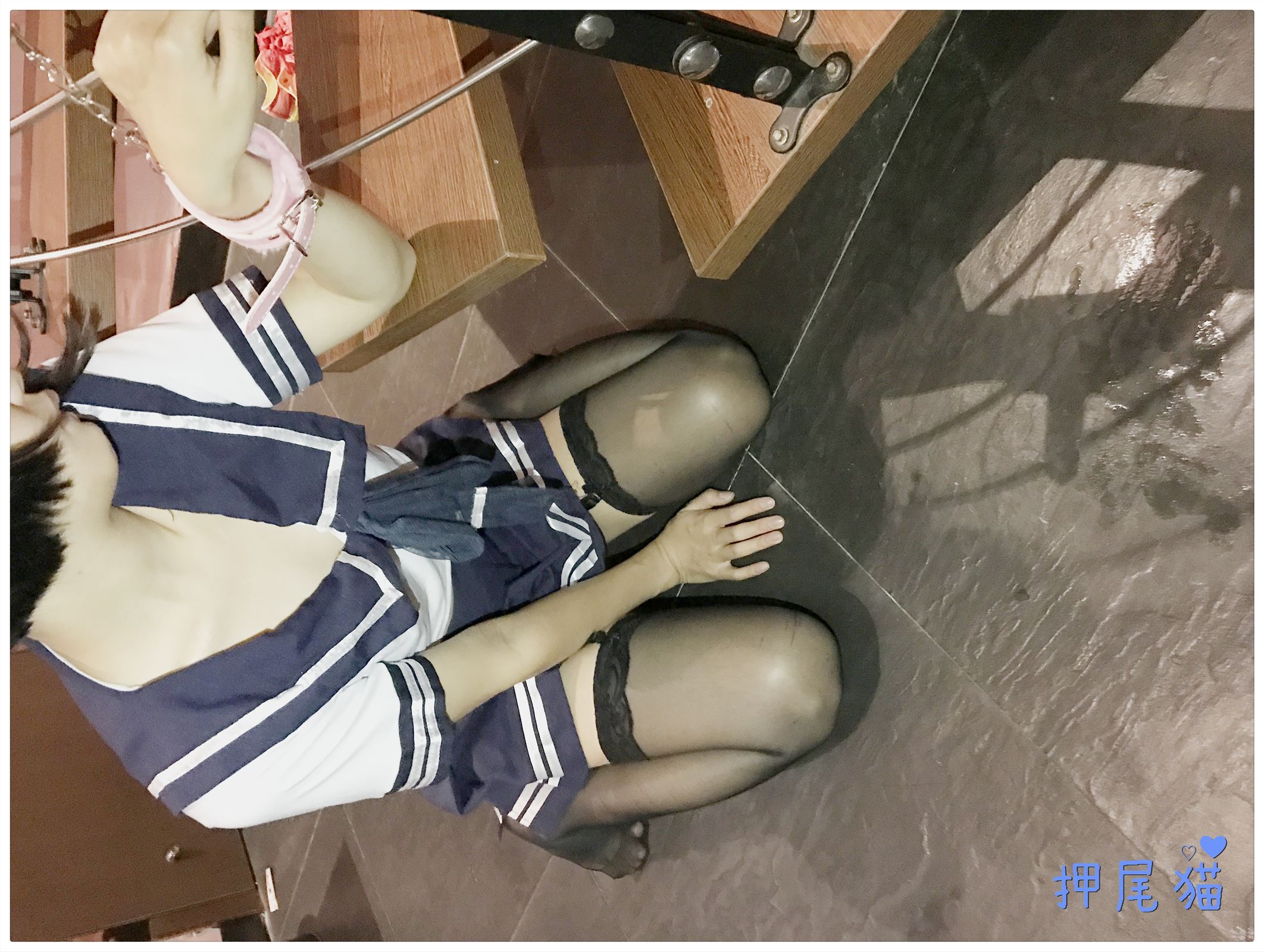 押尾猫 黑丝吊带学生装被链子栓在栏杆上