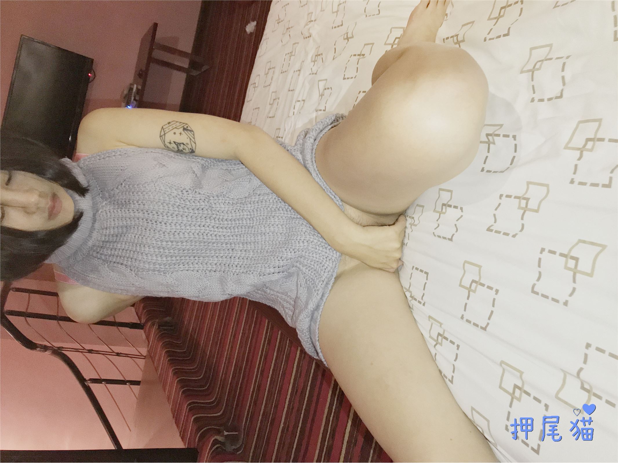 押尾猫 露背毛衣配白丝