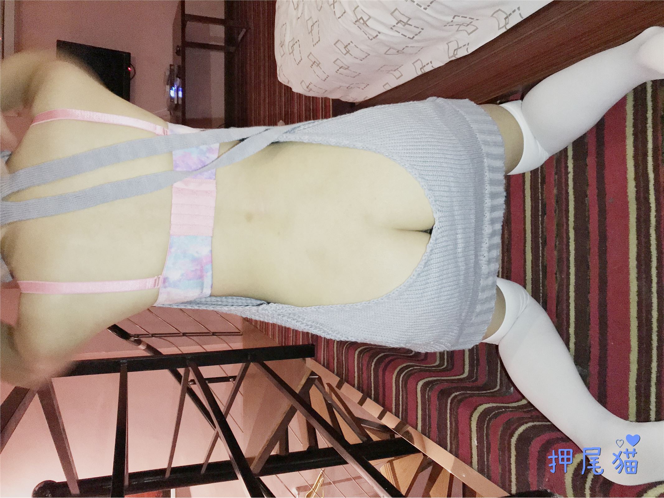 押尾猫 露背毛衣配白丝