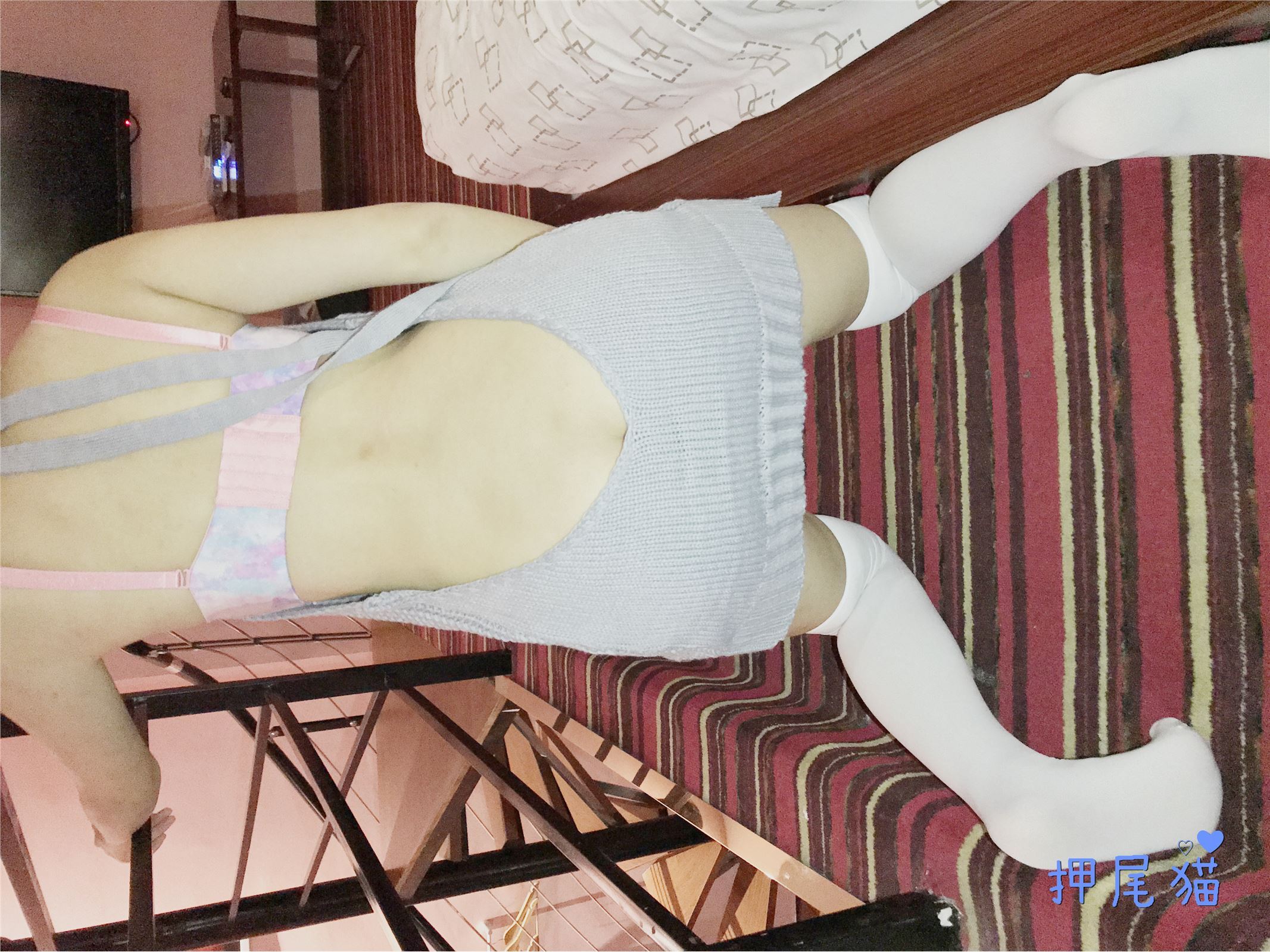 押尾猫 露背毛衣配白丝