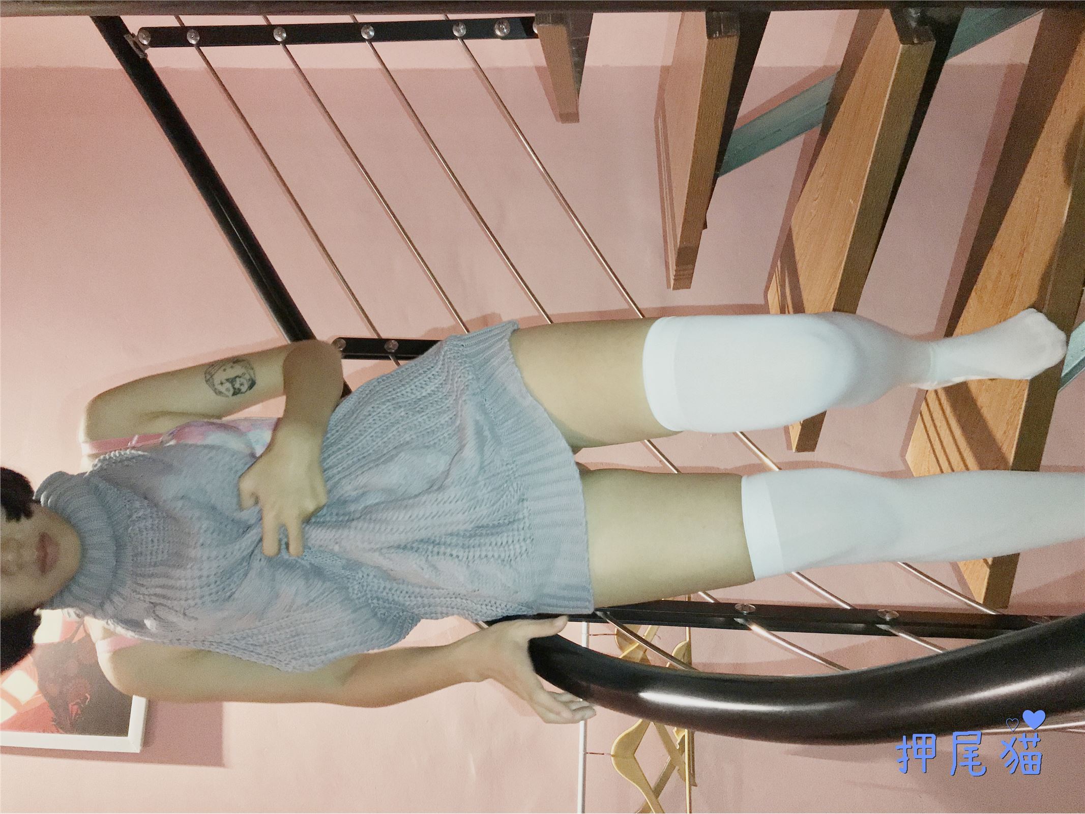 押尾猫 露背毛衣配白丝