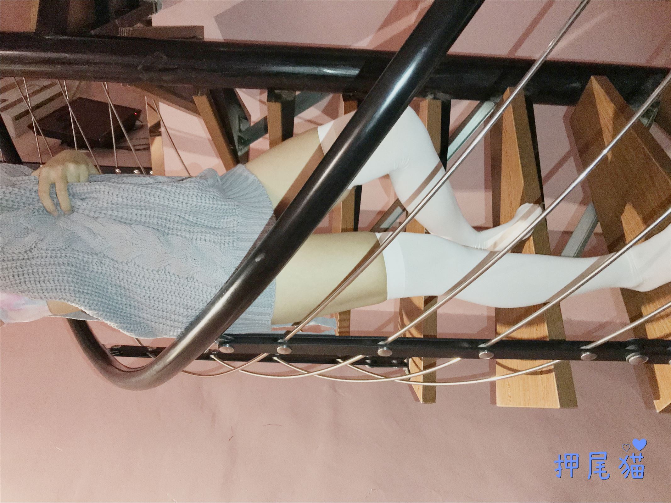 押尾猫 露背毛衣配白丝