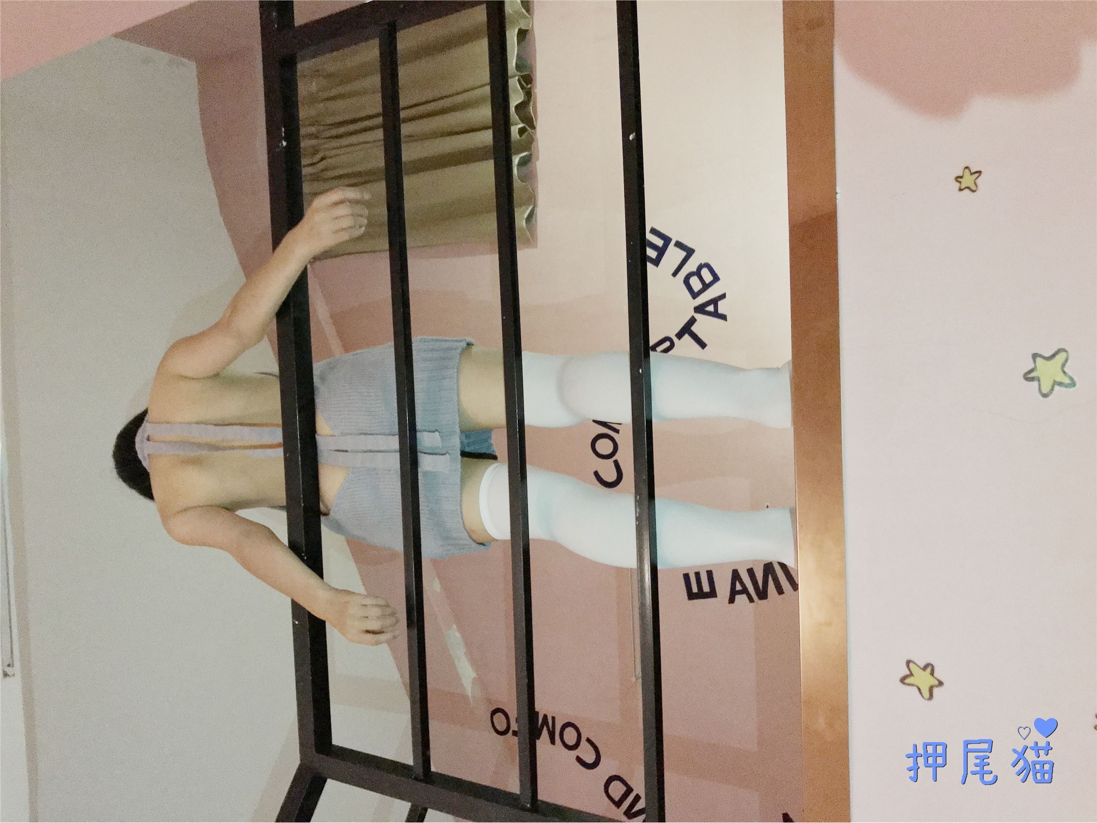 押尾猫 露背毛衣配白丝