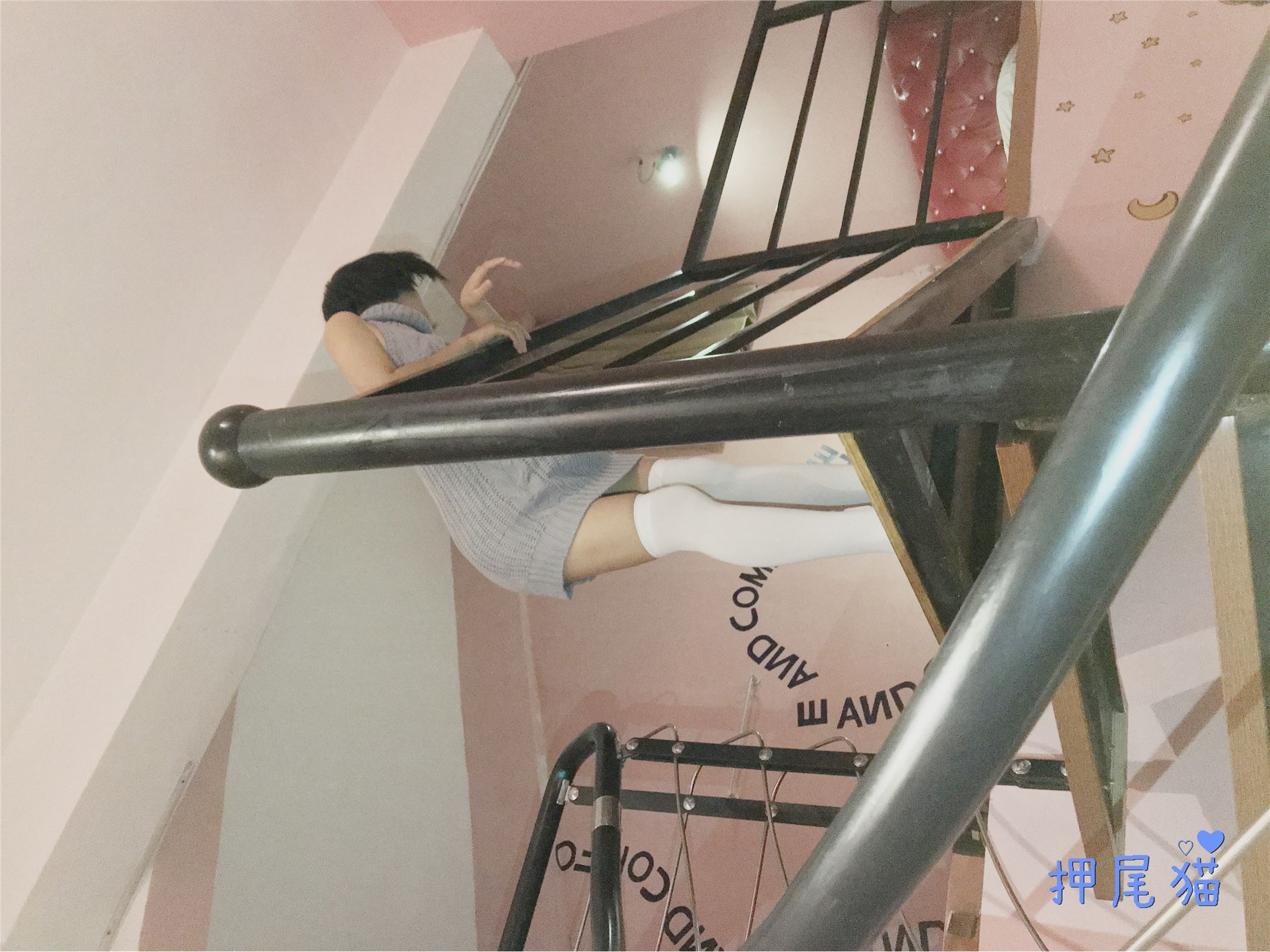 押尾猫 露背毛衣配白丝