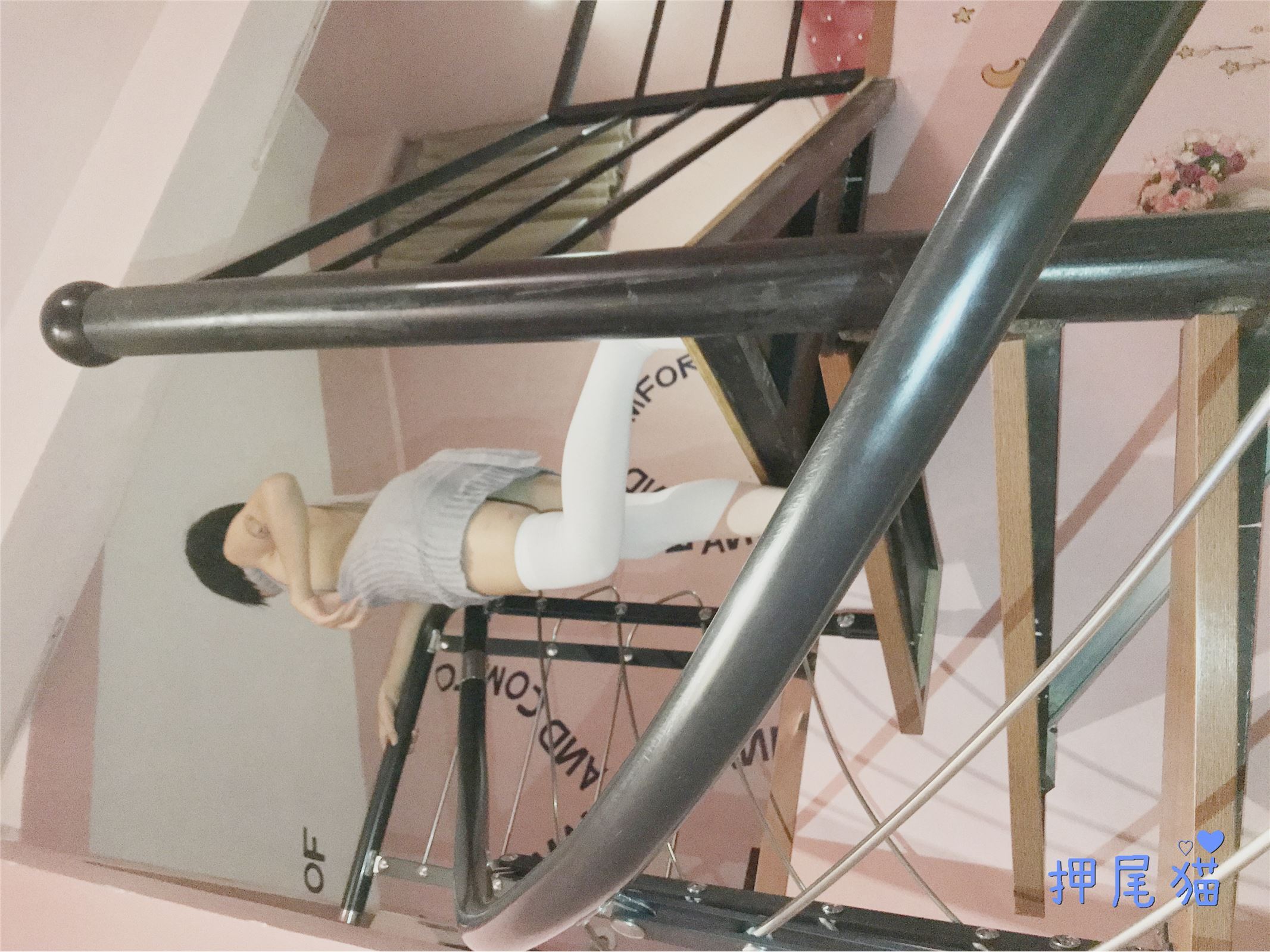 押尾猫 露背毛衣配白丝