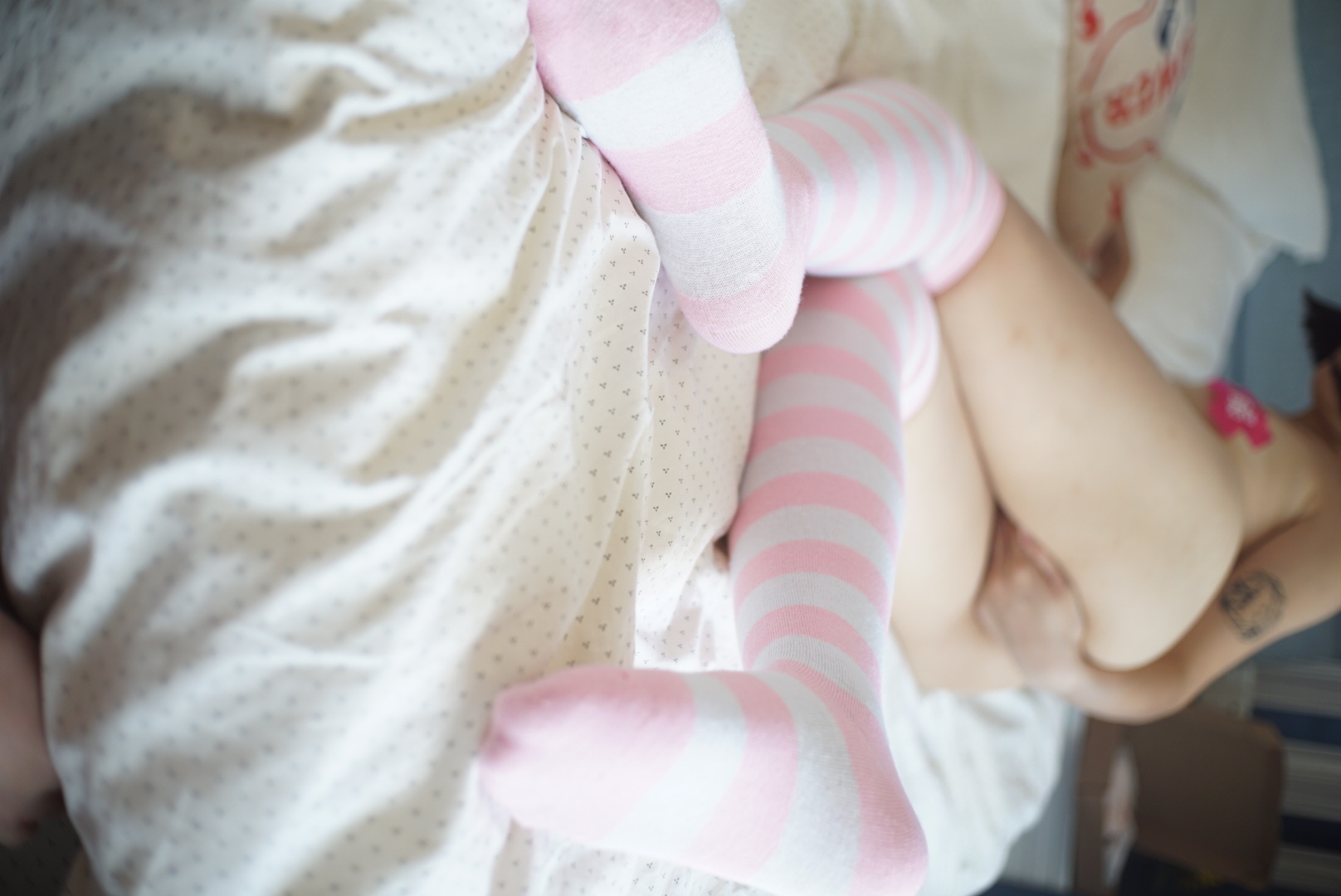 押尾猫 粉色过漆袜丝