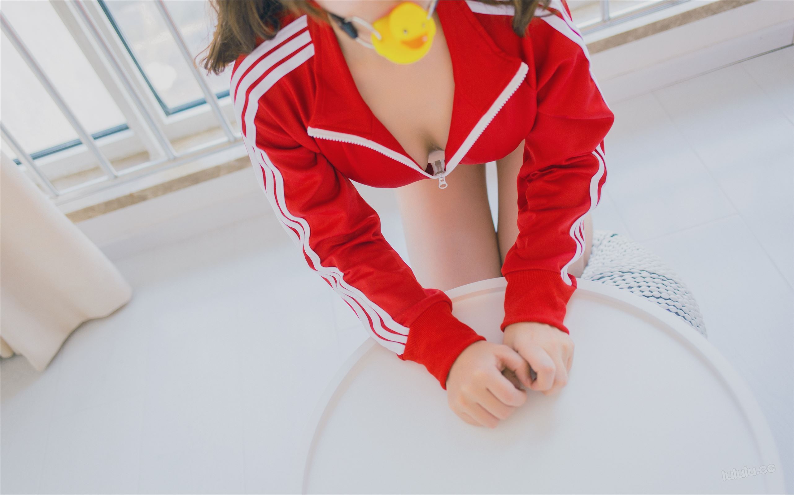 杏仁-红色运动装