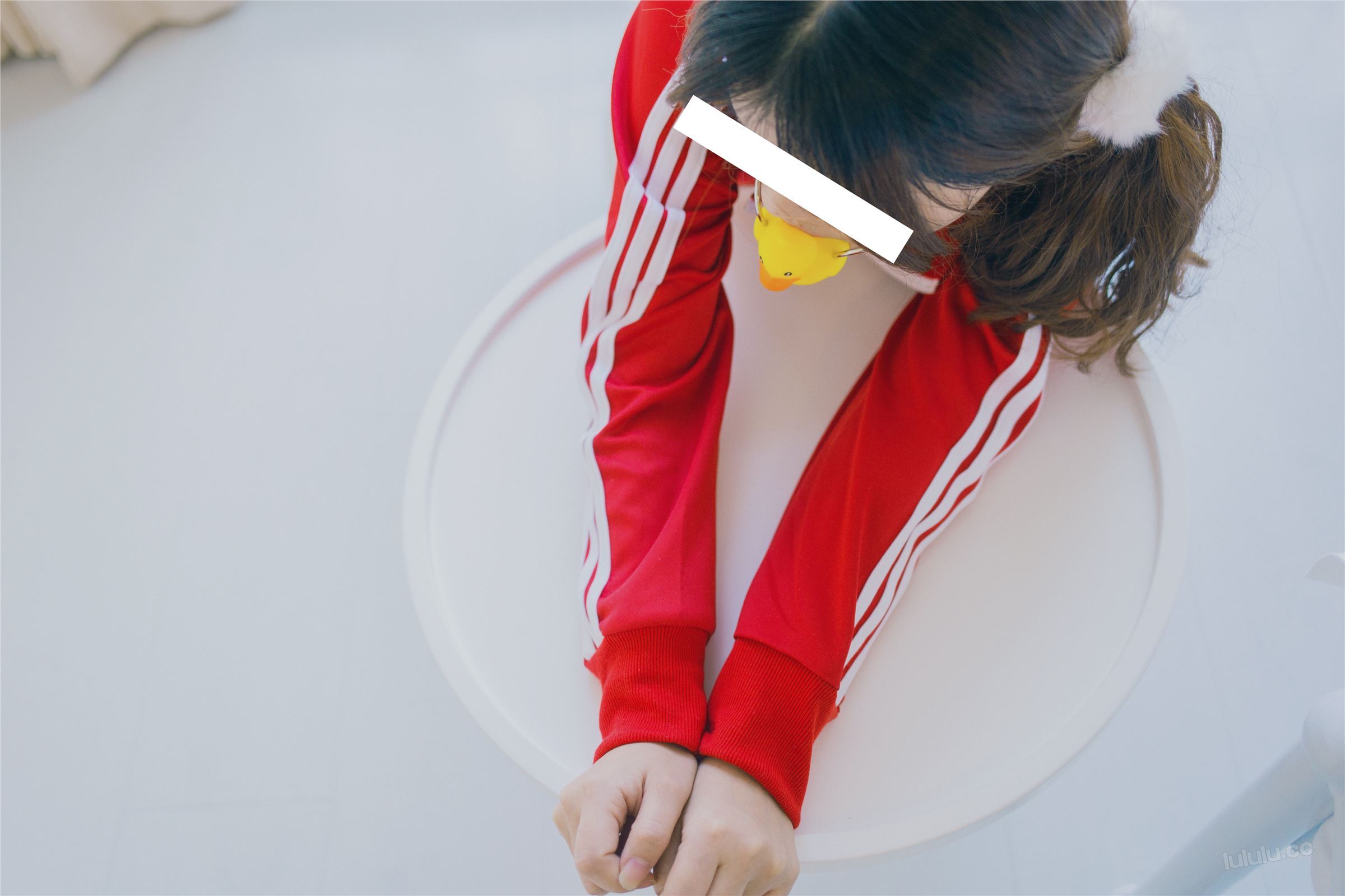 杏仁-红色运动装