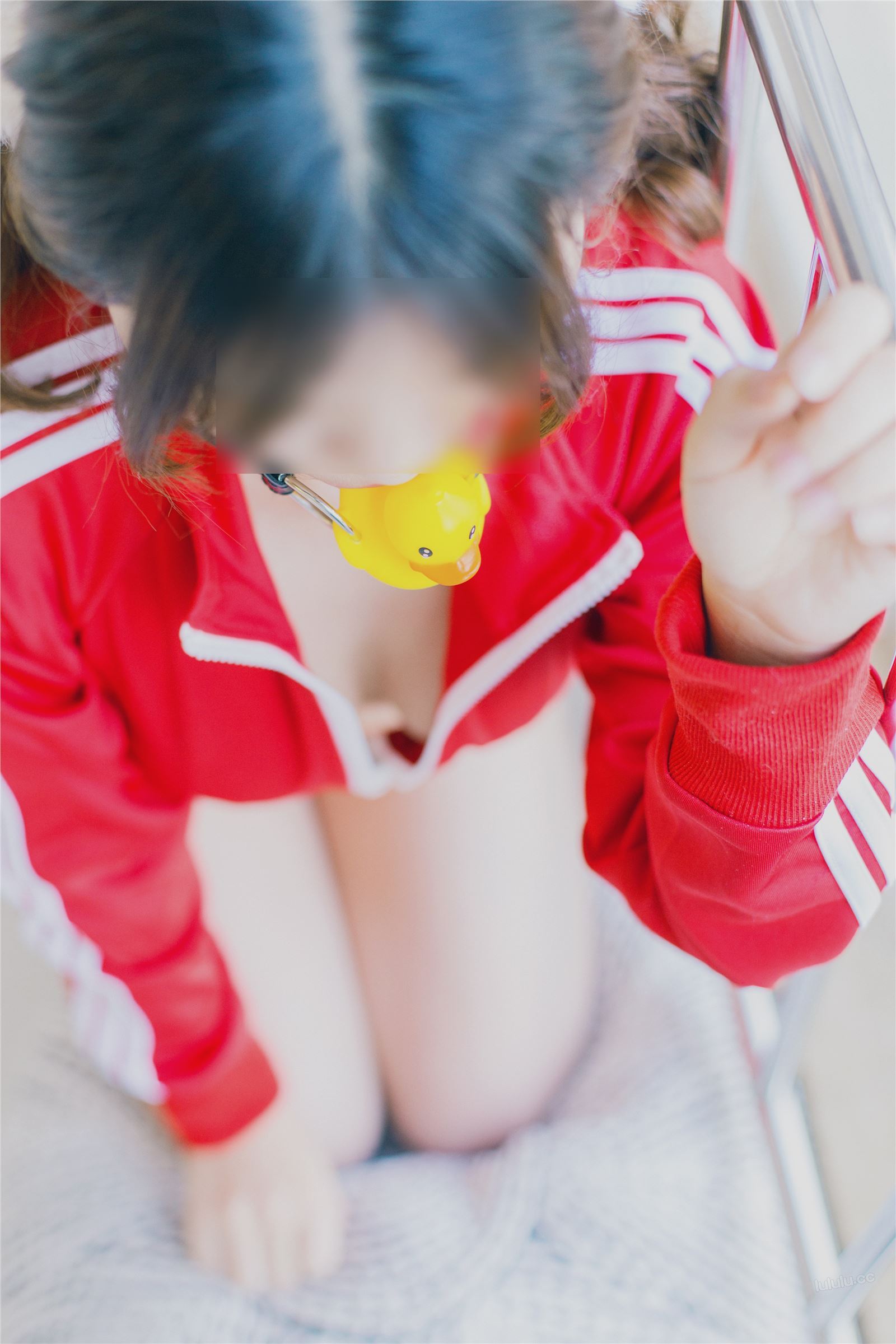 杏仁-红色运动装