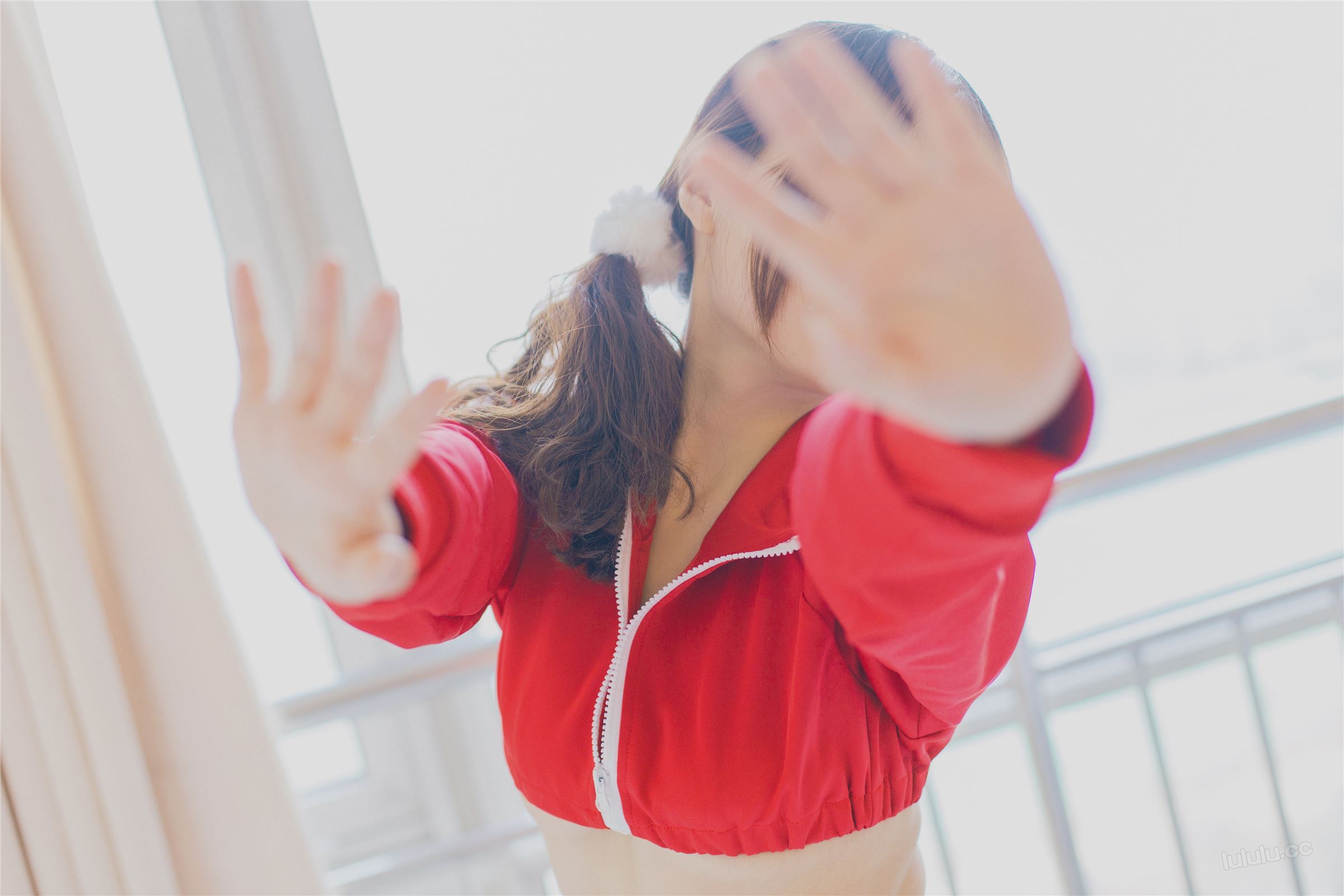 杏仁-红色运动装