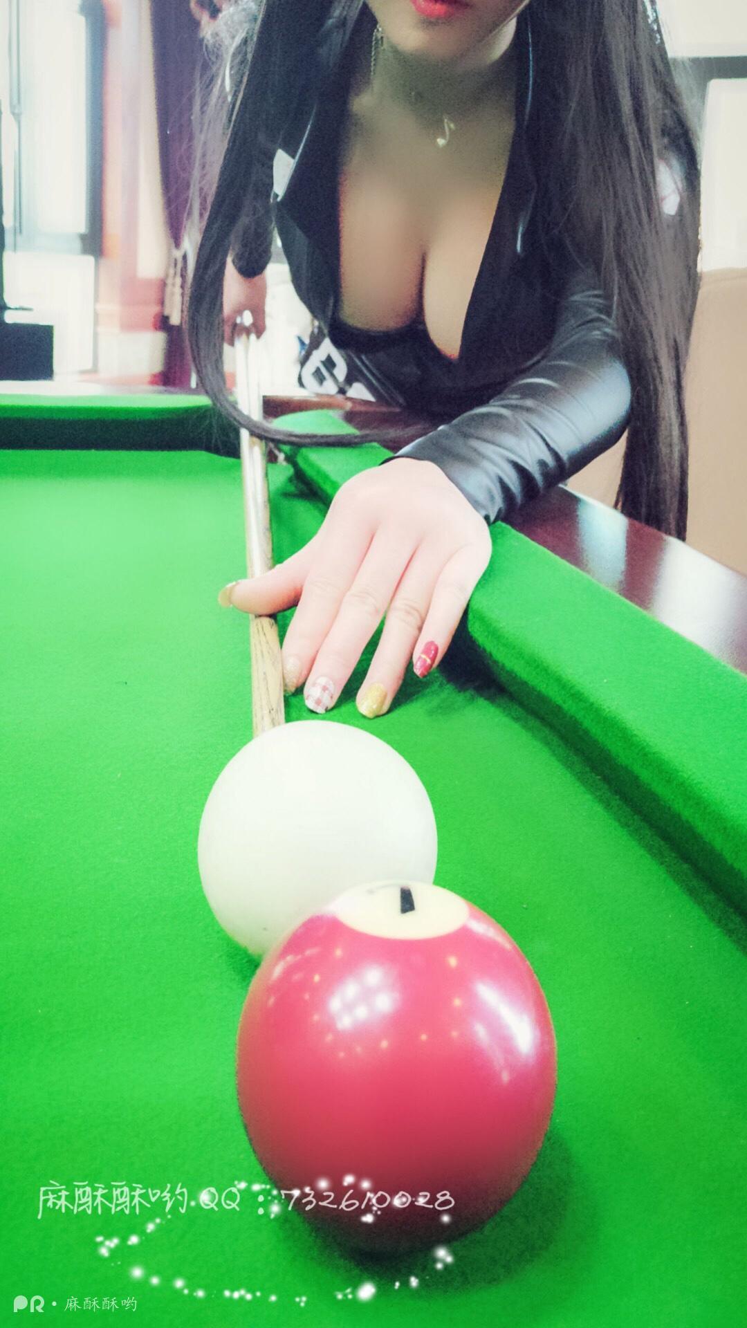 麻酥酥哟-台球室里的小姐姐