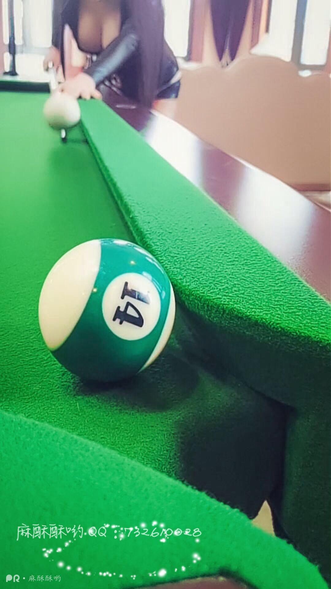 麻酥酥哟-台球室里的小姐姐