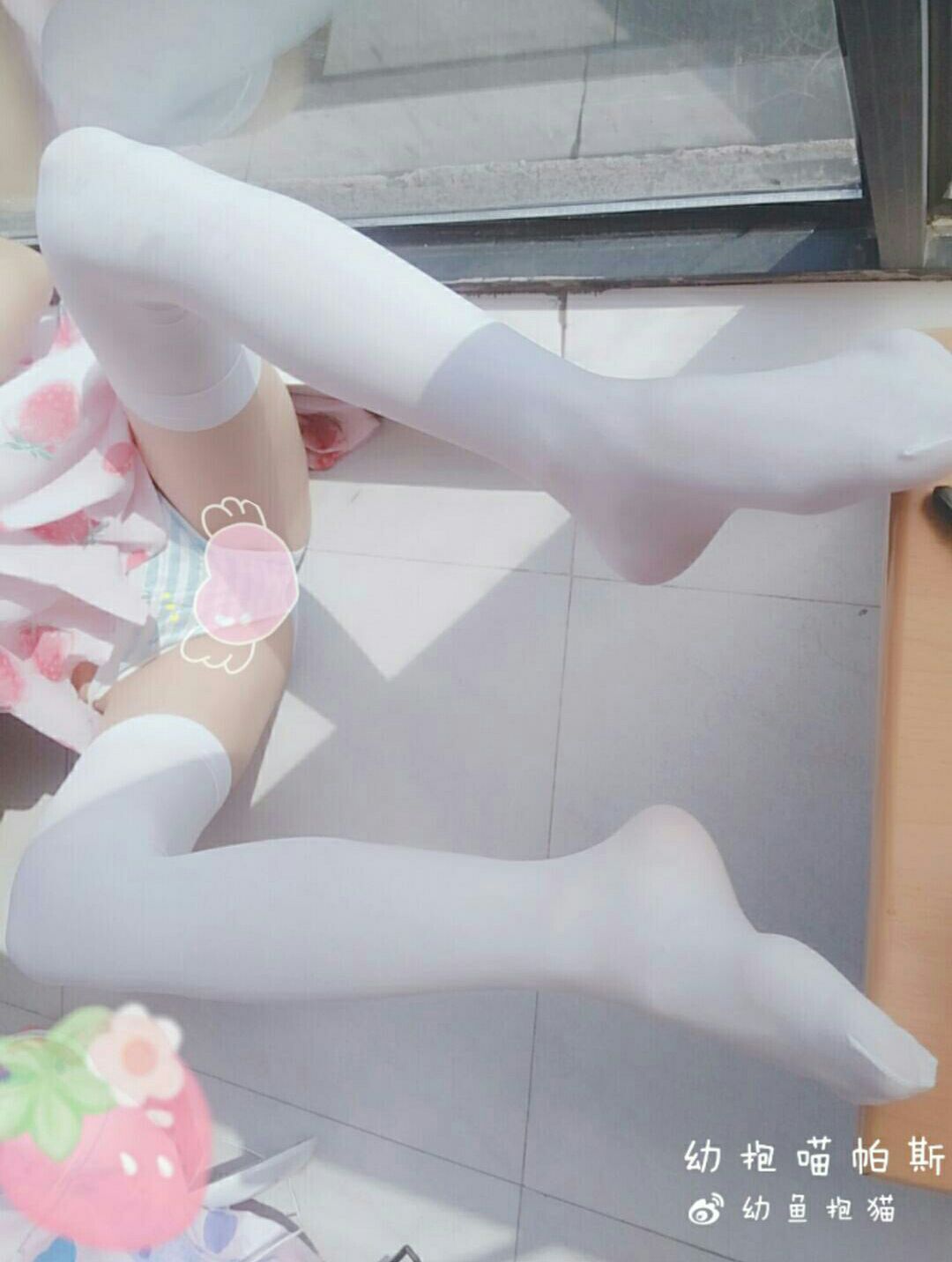 幼鱼抱猫 - 窗前羞耻play有赠品