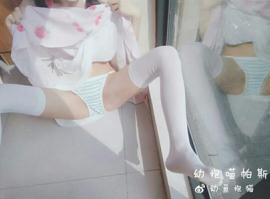 幼鱼抱猫 - 窗前羞耻play有赠品