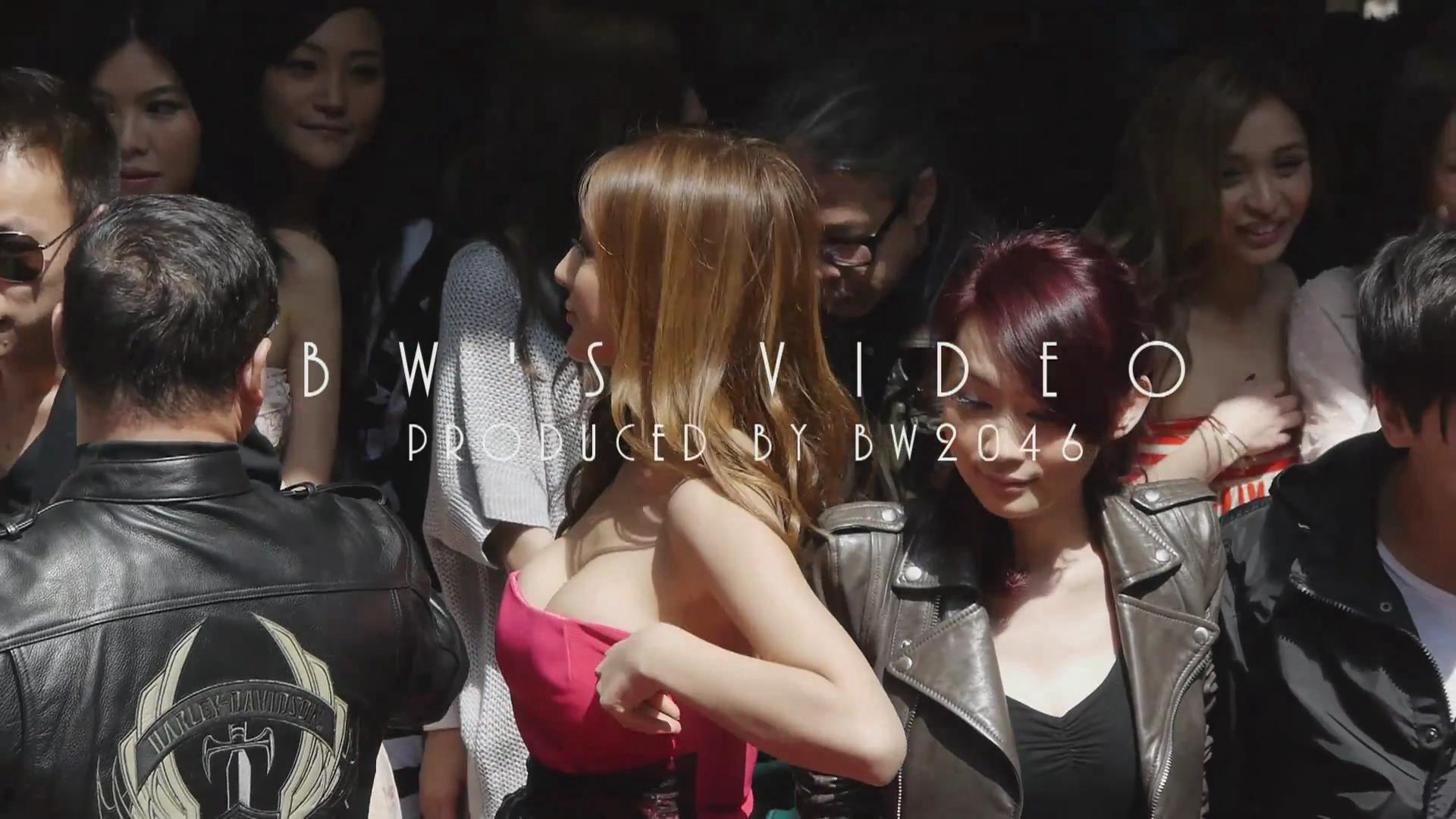 36D嫩模刘羽琦红色低胸包臀裙波涛汹涌香港展台秀