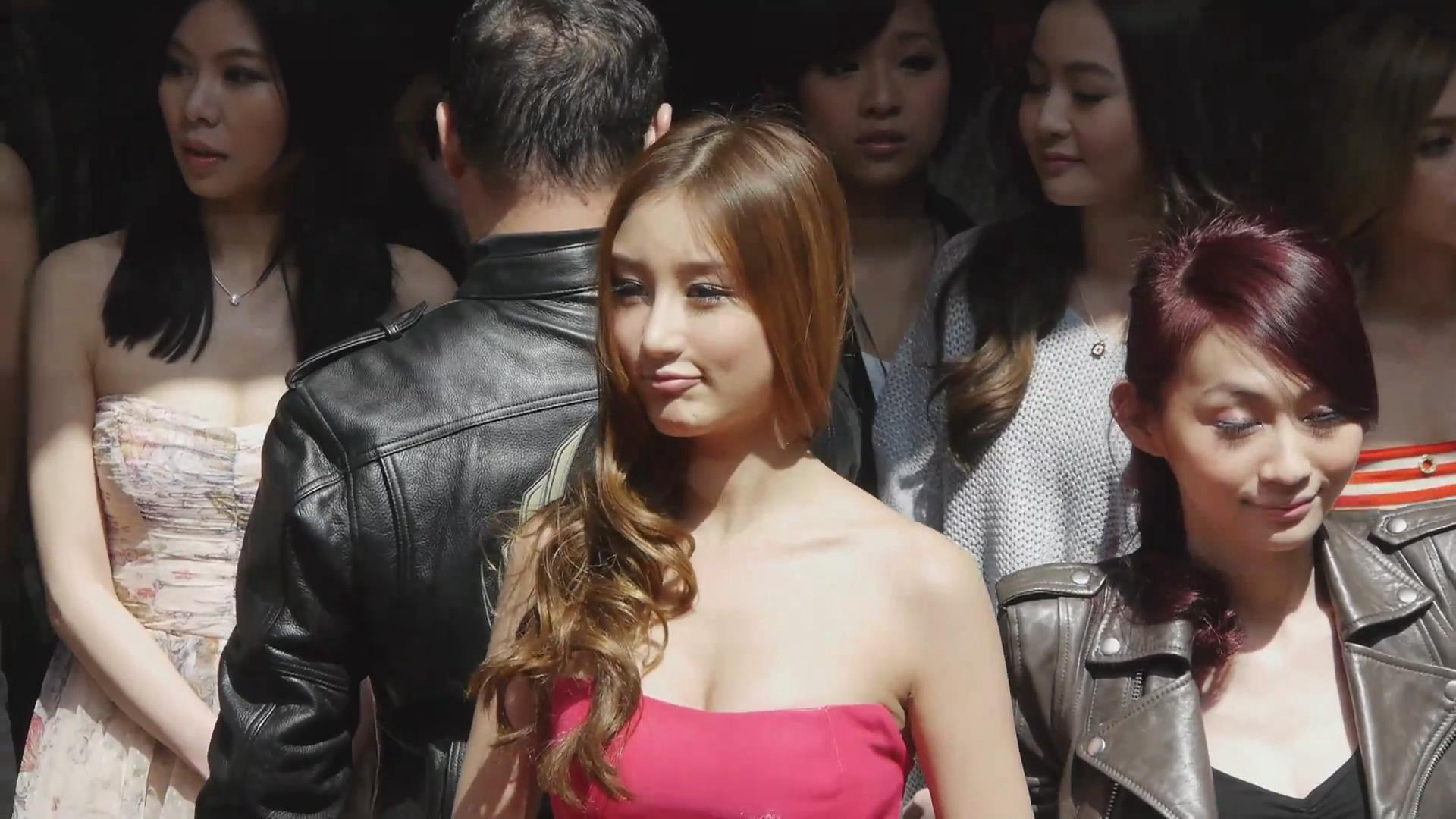 36D嫩模刘羽琦红色低胸包臀裙波涛汹涌香港展台秀