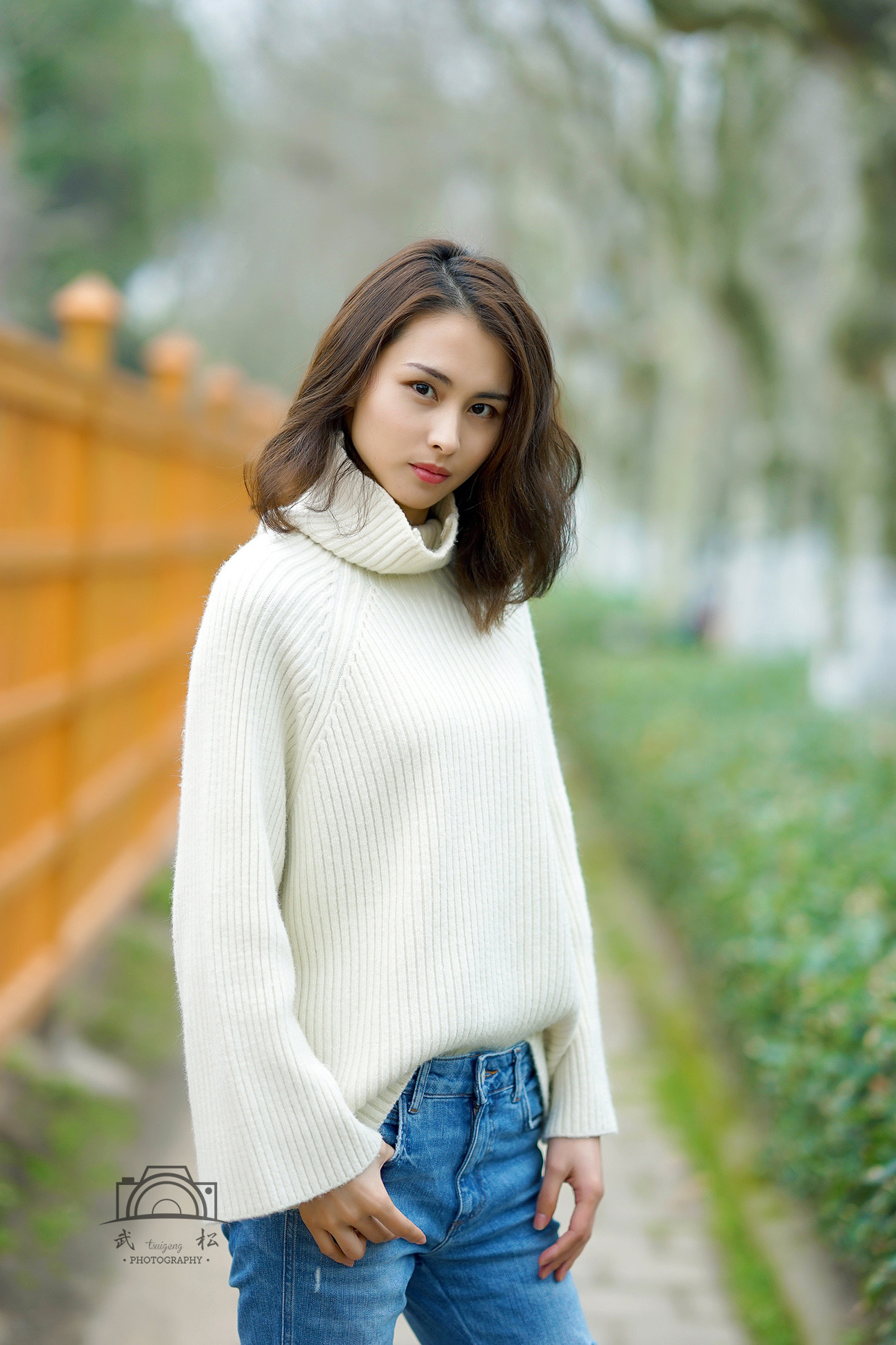 白衣牛仔裤美女户外性感写真索尼RX0试拍 [tsuigeng]