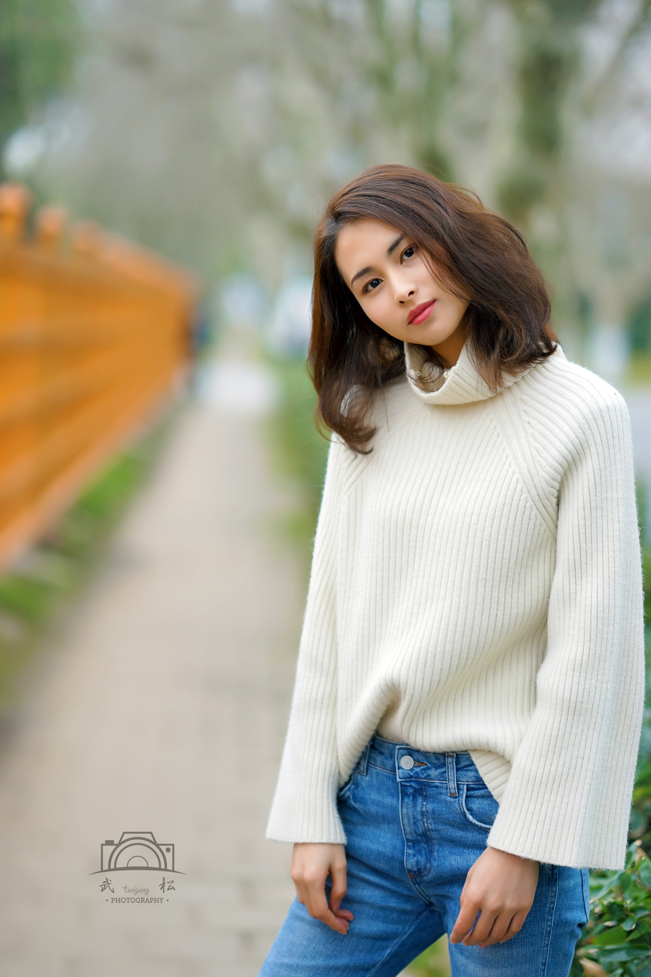 白衣牛仔裤美女户外性感写真索尼RX0试拍 [tsuigeng]