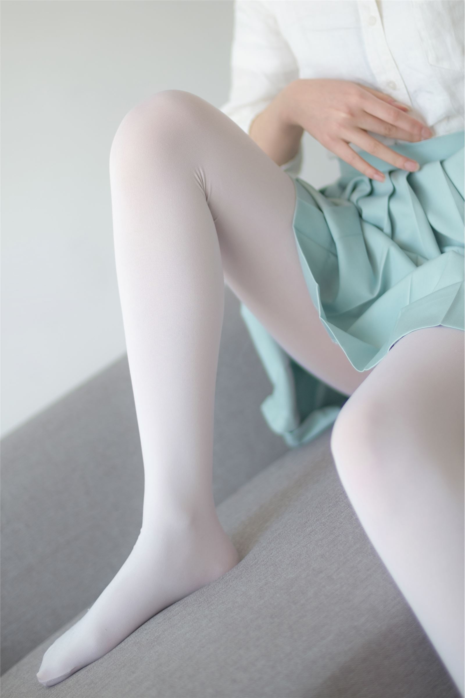 [森萝财团]萝莉丝足写真 R15-003 水嫩白丝