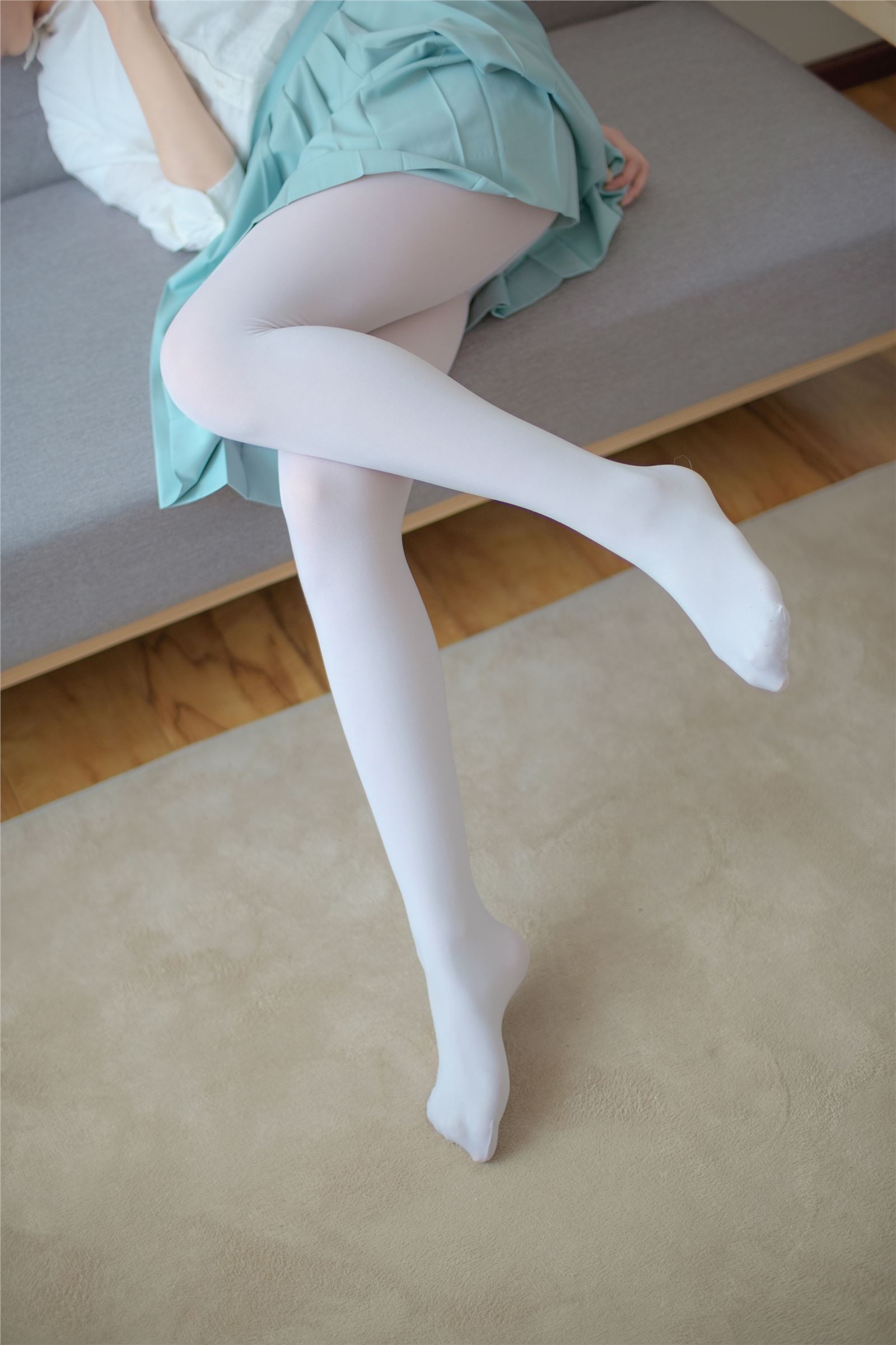 [森萝财团]萝莉丝足写真 R15-003 水嫩白丝