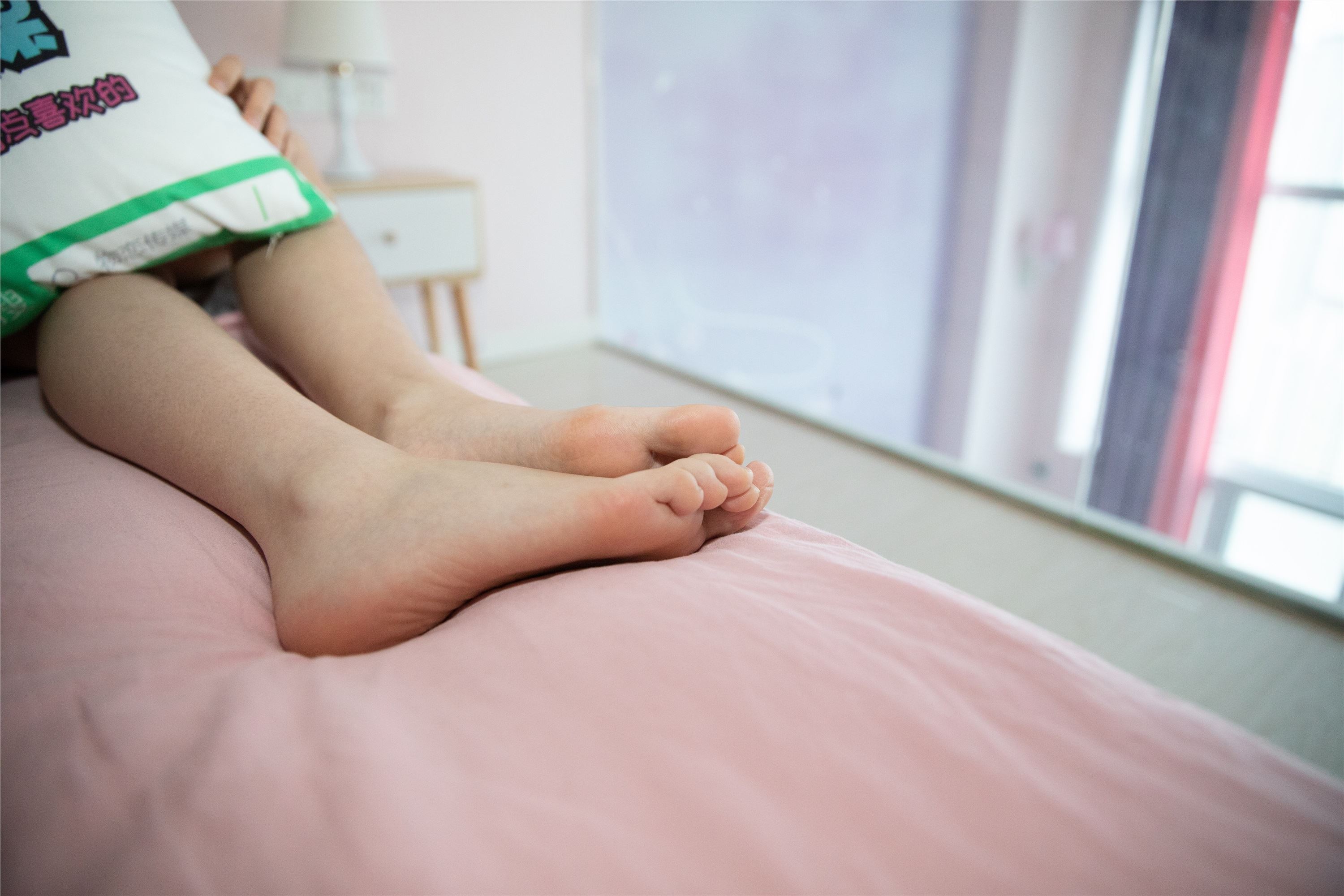 物恋传媒 No.112 落落-荷叶边加白色高筒袜，卡哇伊