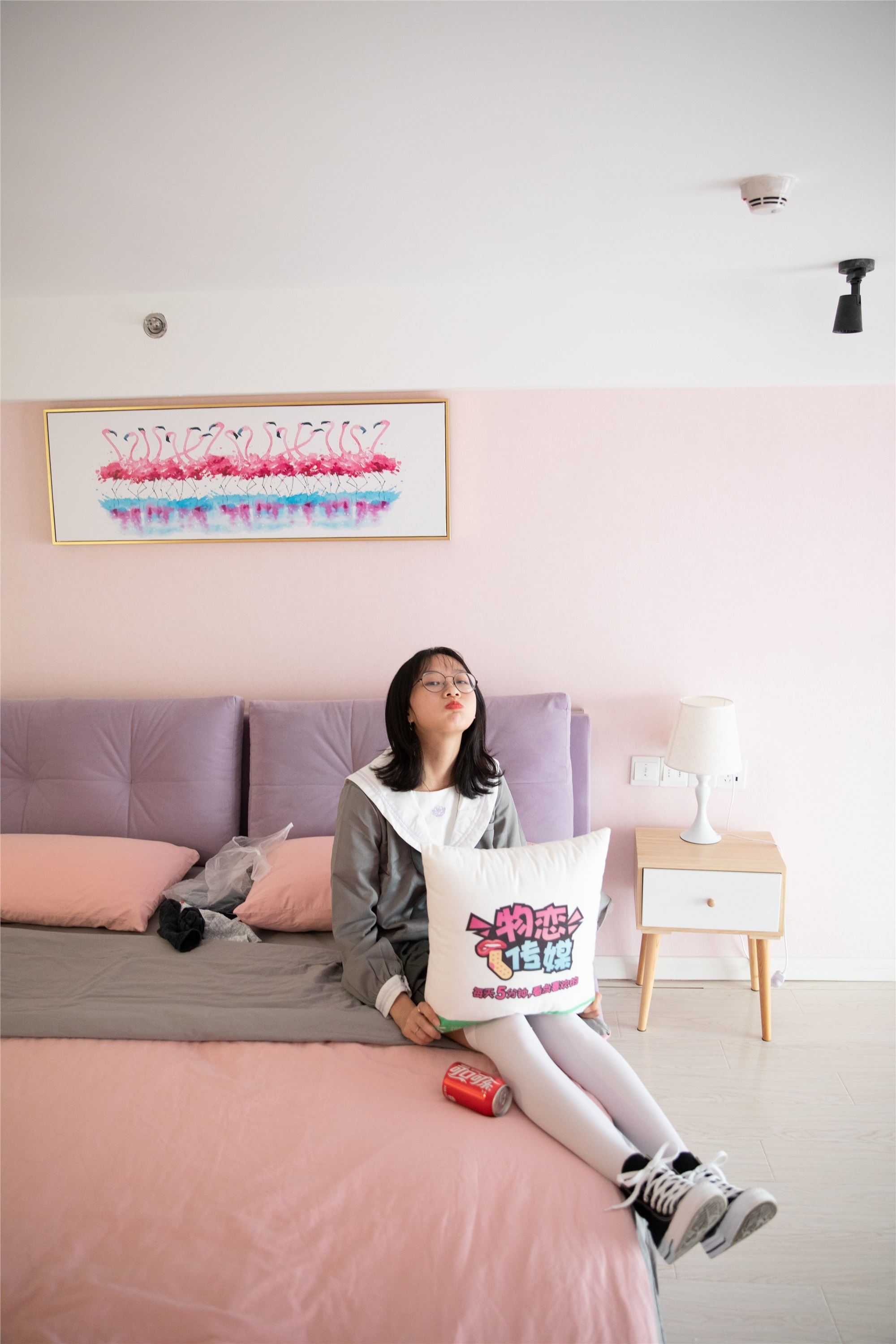 物恋传媒 No.112 落落-荷叶边加白色高筒袜，卡哇伊