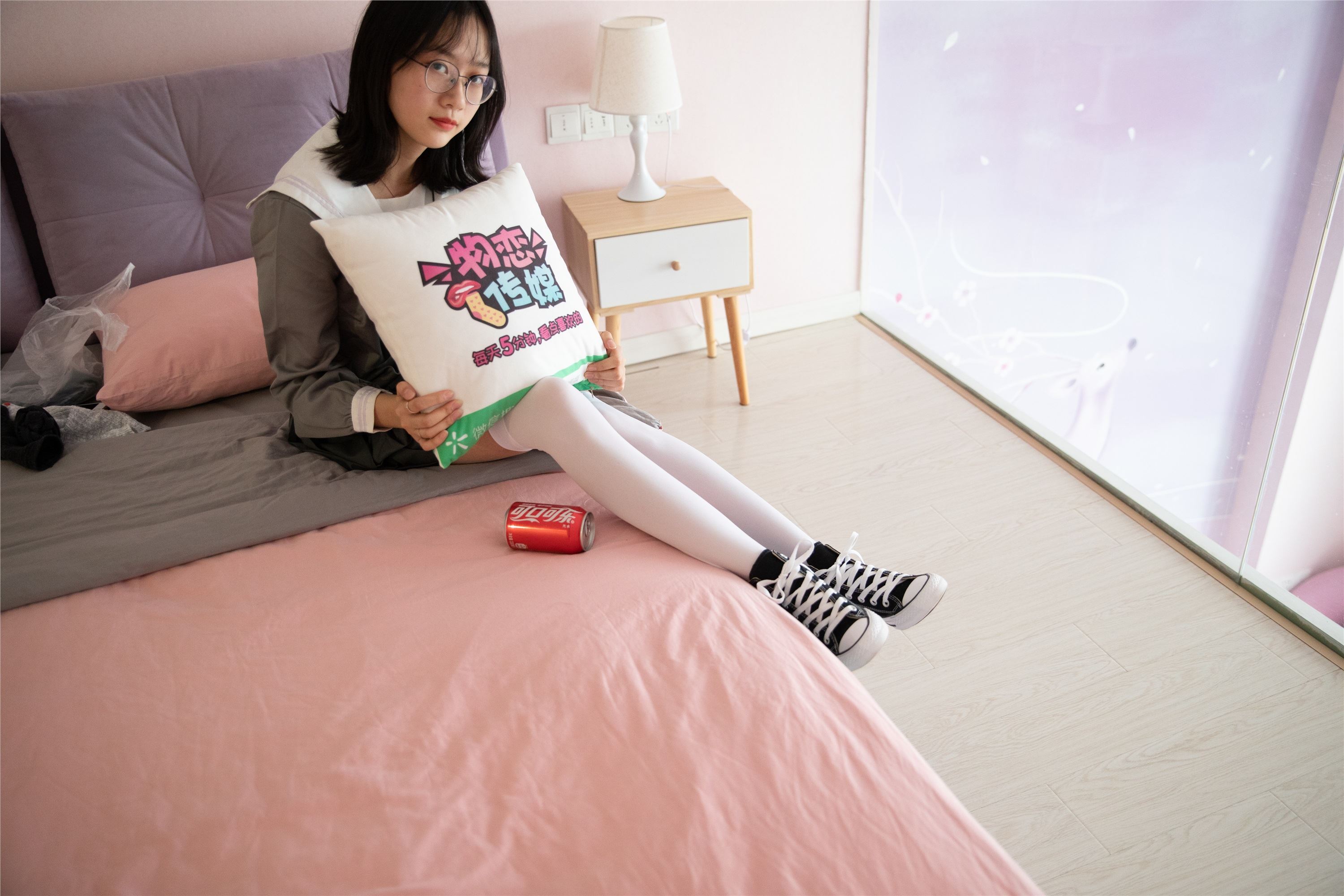 物恋传媒 No.112 落落-荷叶边加白色高筒袜，卡哇伊