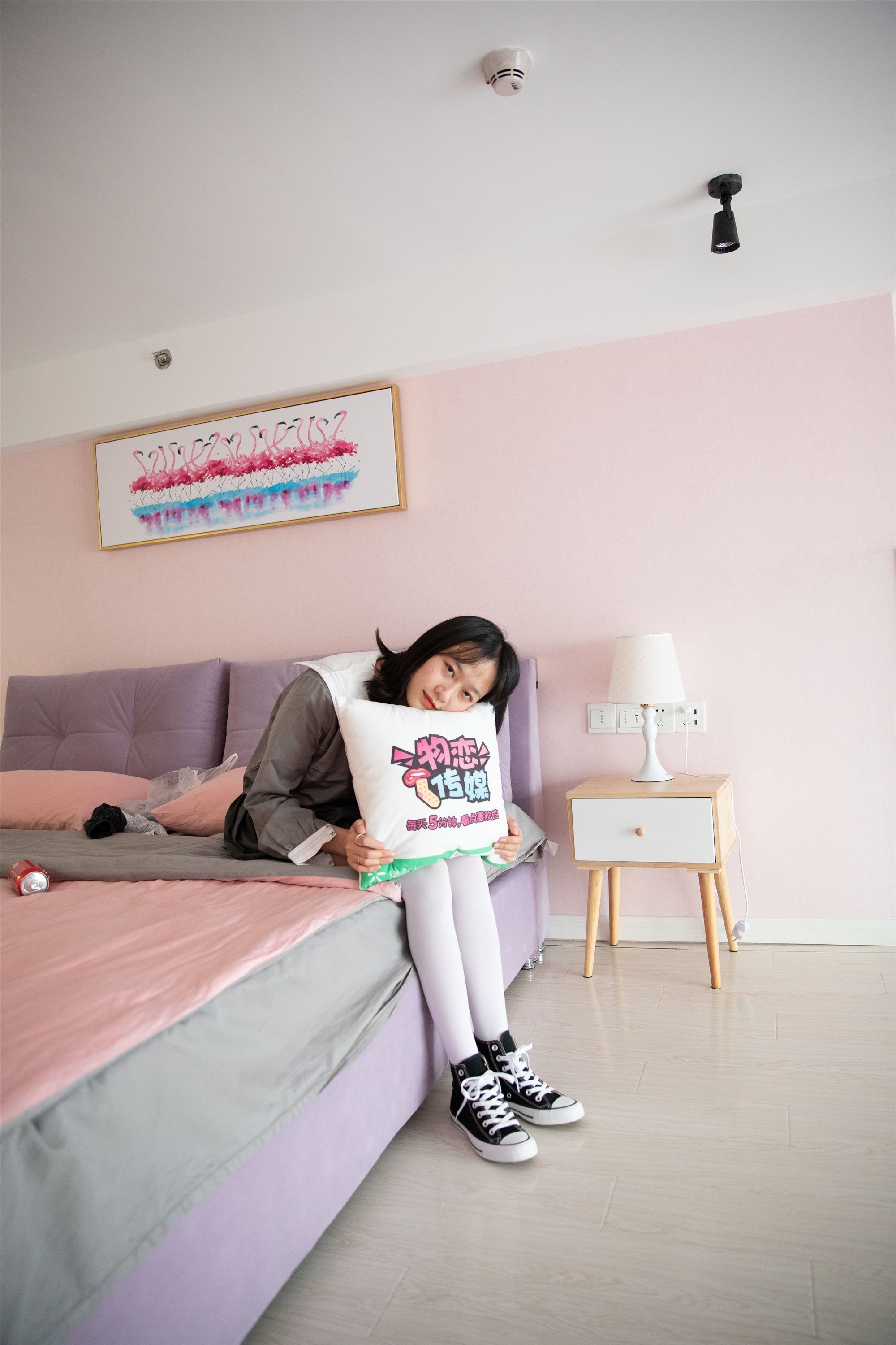 物恋传媒 No.112 落落-荷叶边加白色高筒袜，卡哇伊