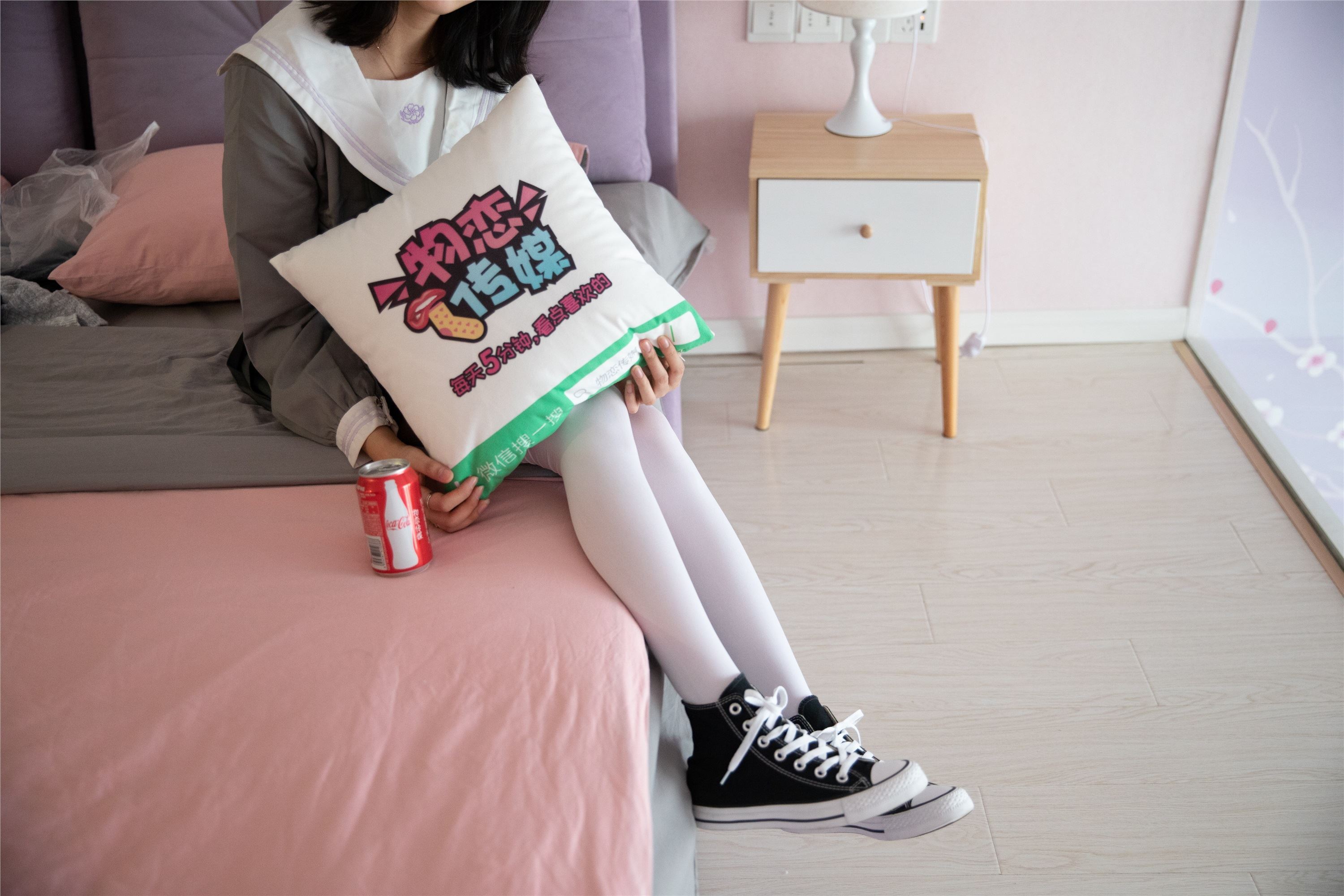 物恋传媒 No.112 落落-荷叶边加白色高筒袜，卡哇伊