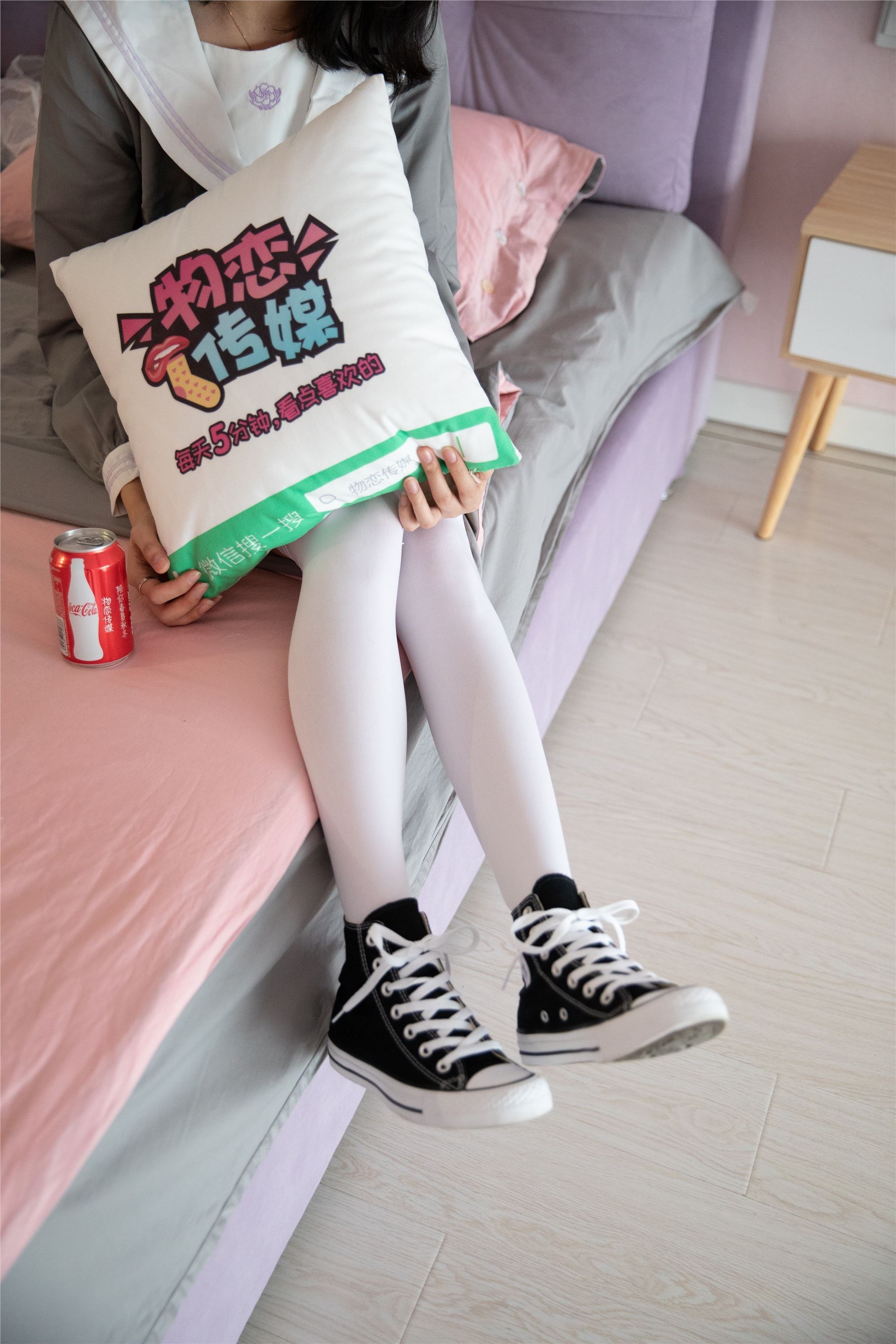 物恋传媒 No.112 落落-荷叶边加白色高筒袜，卡哇伊