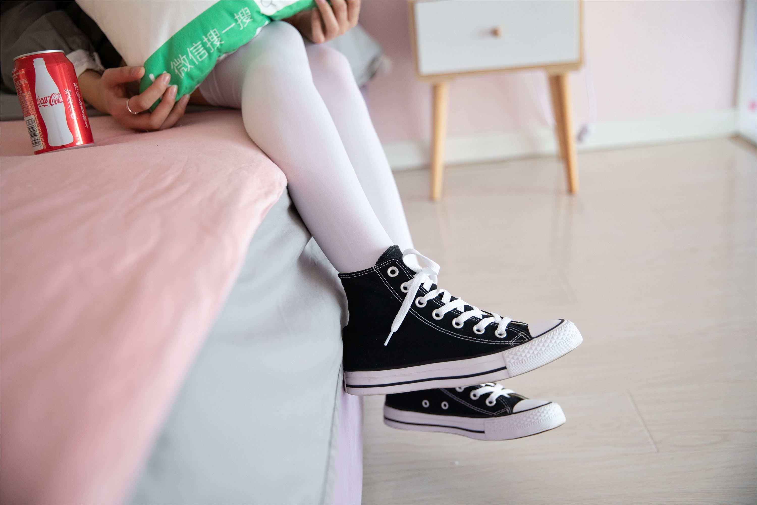 物恋传媒 No.112 落落-荷叶边加白色高筒袜，卡哇伊