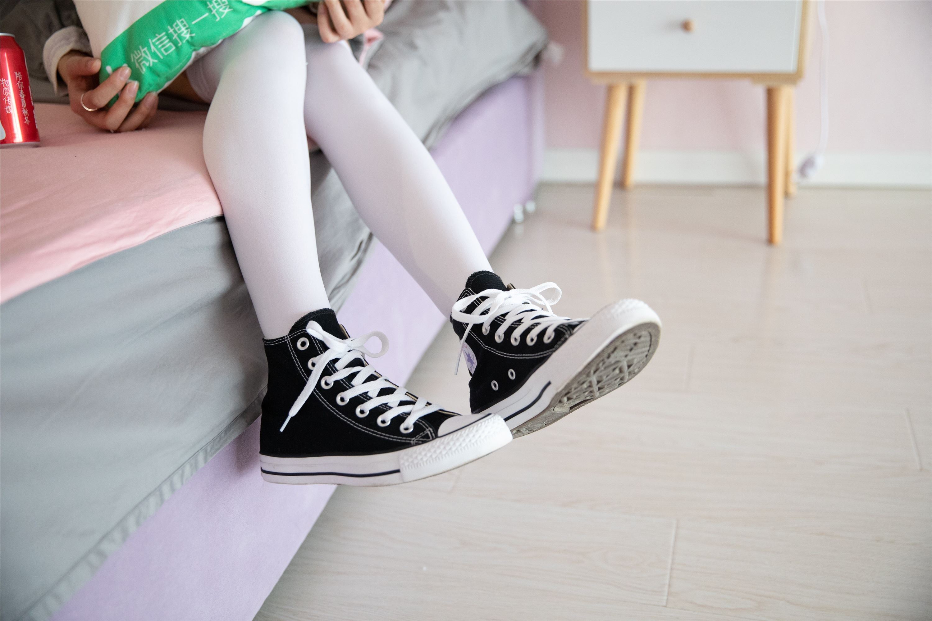 物恋传媒 No.112 落落-荷叶边加白色高筒袜，卡哇伊